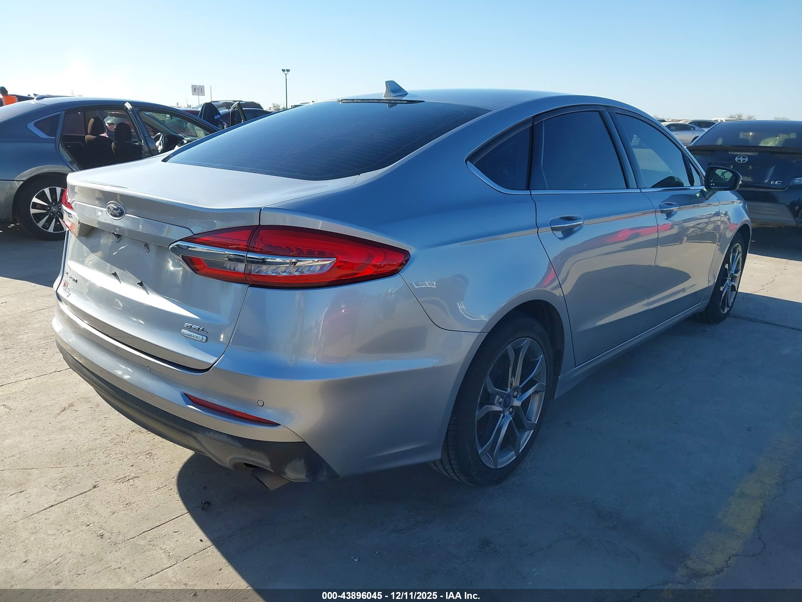 FORD FUSION image 4