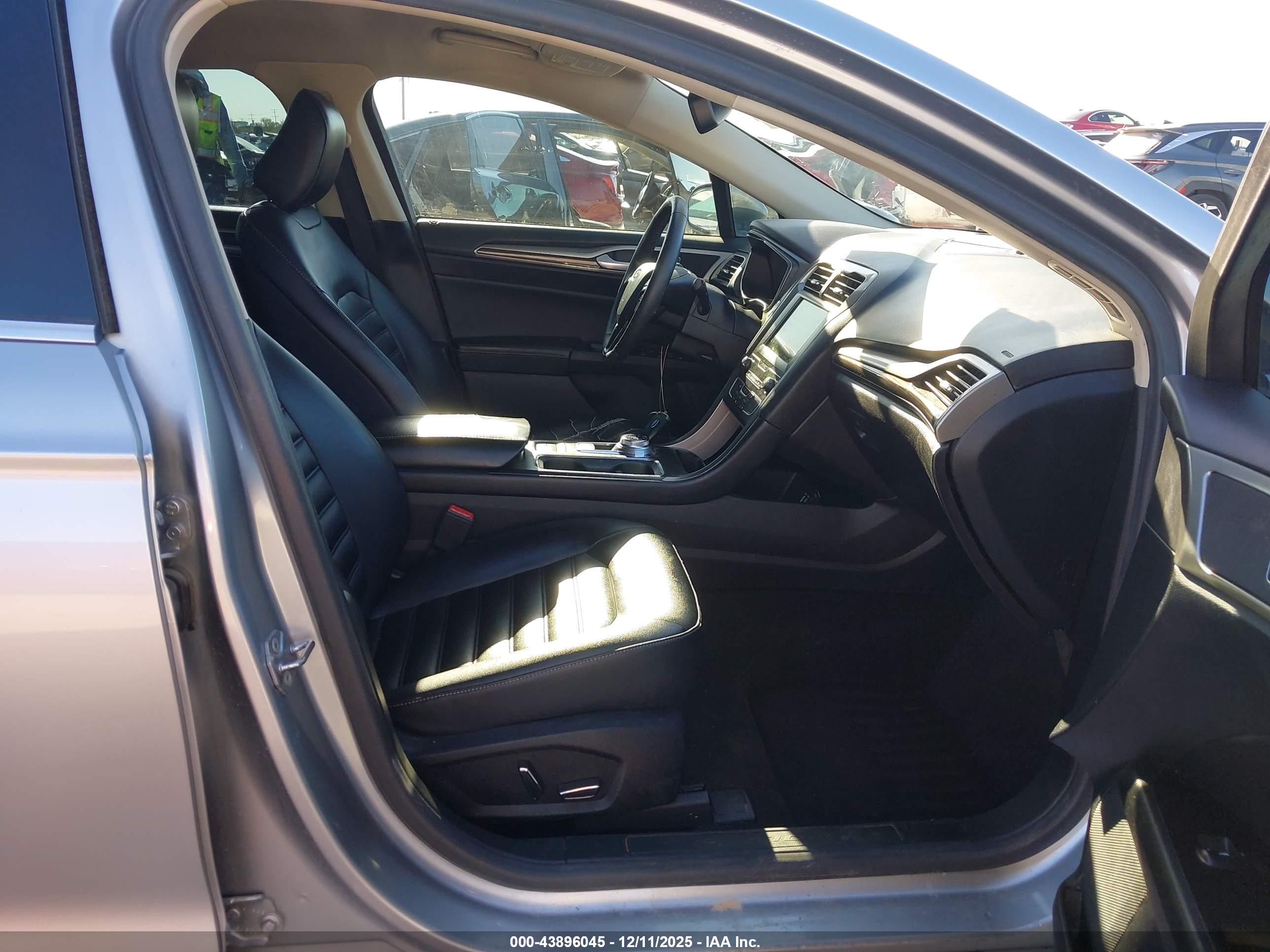 FORD FUSION image 5