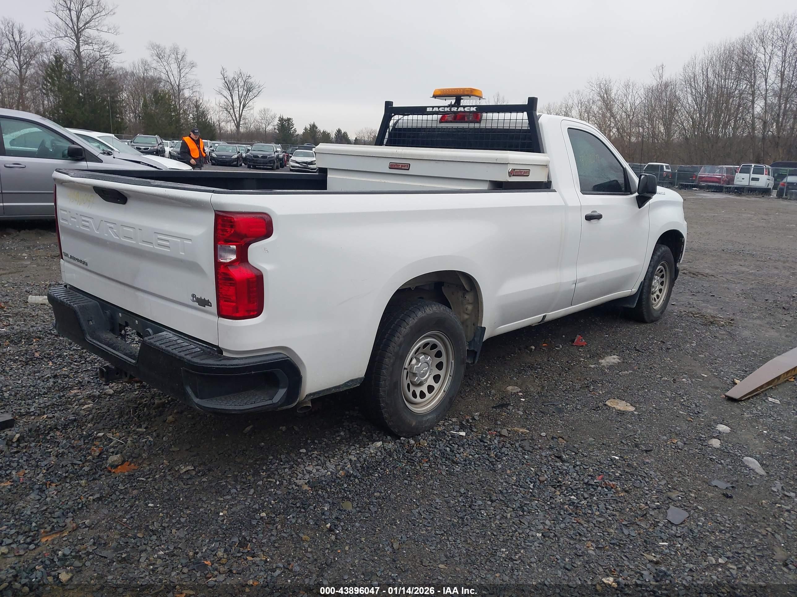 CHEVROLET SILVERADO image 4