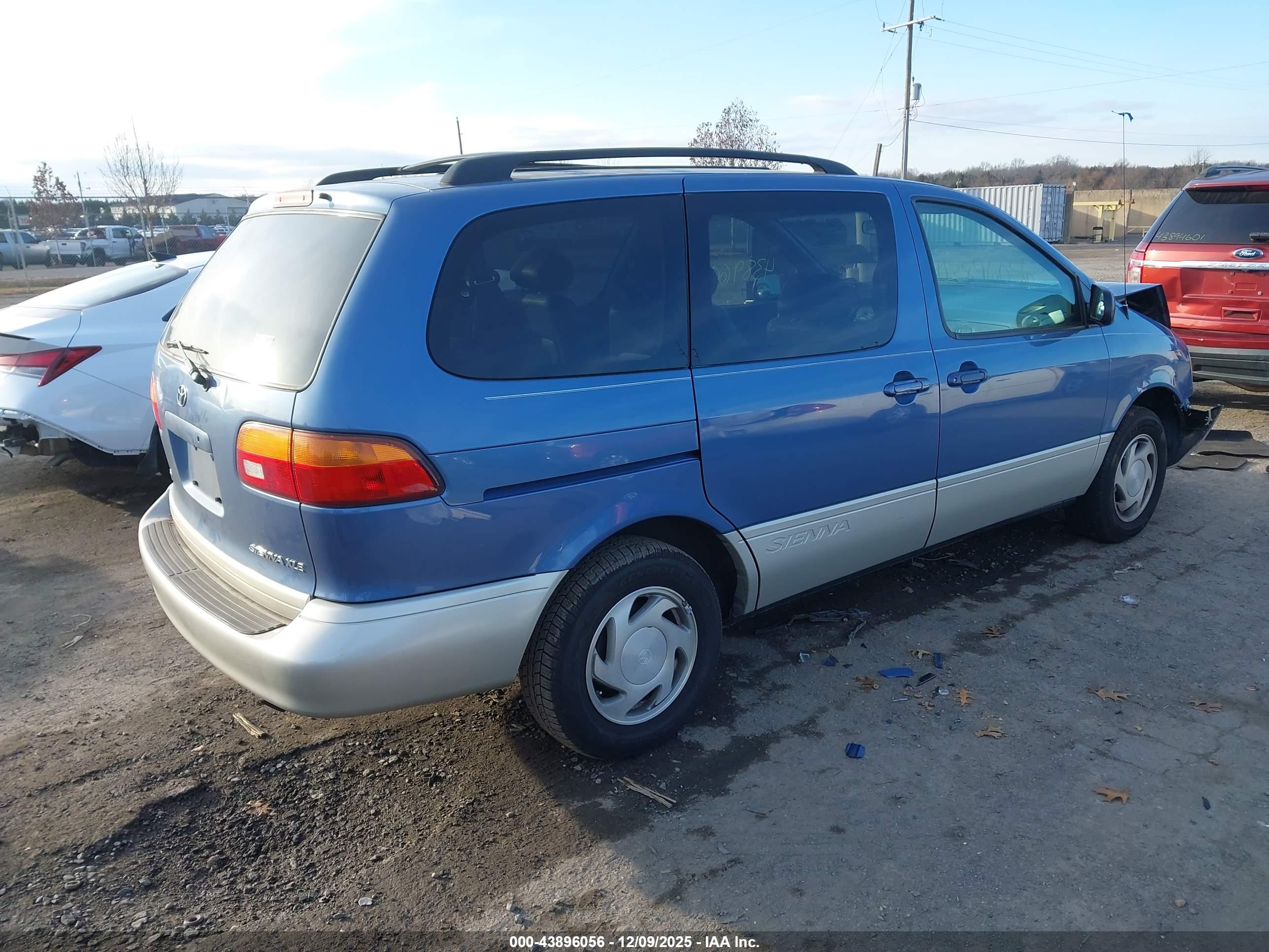 TOYOTA SIENNA image 4