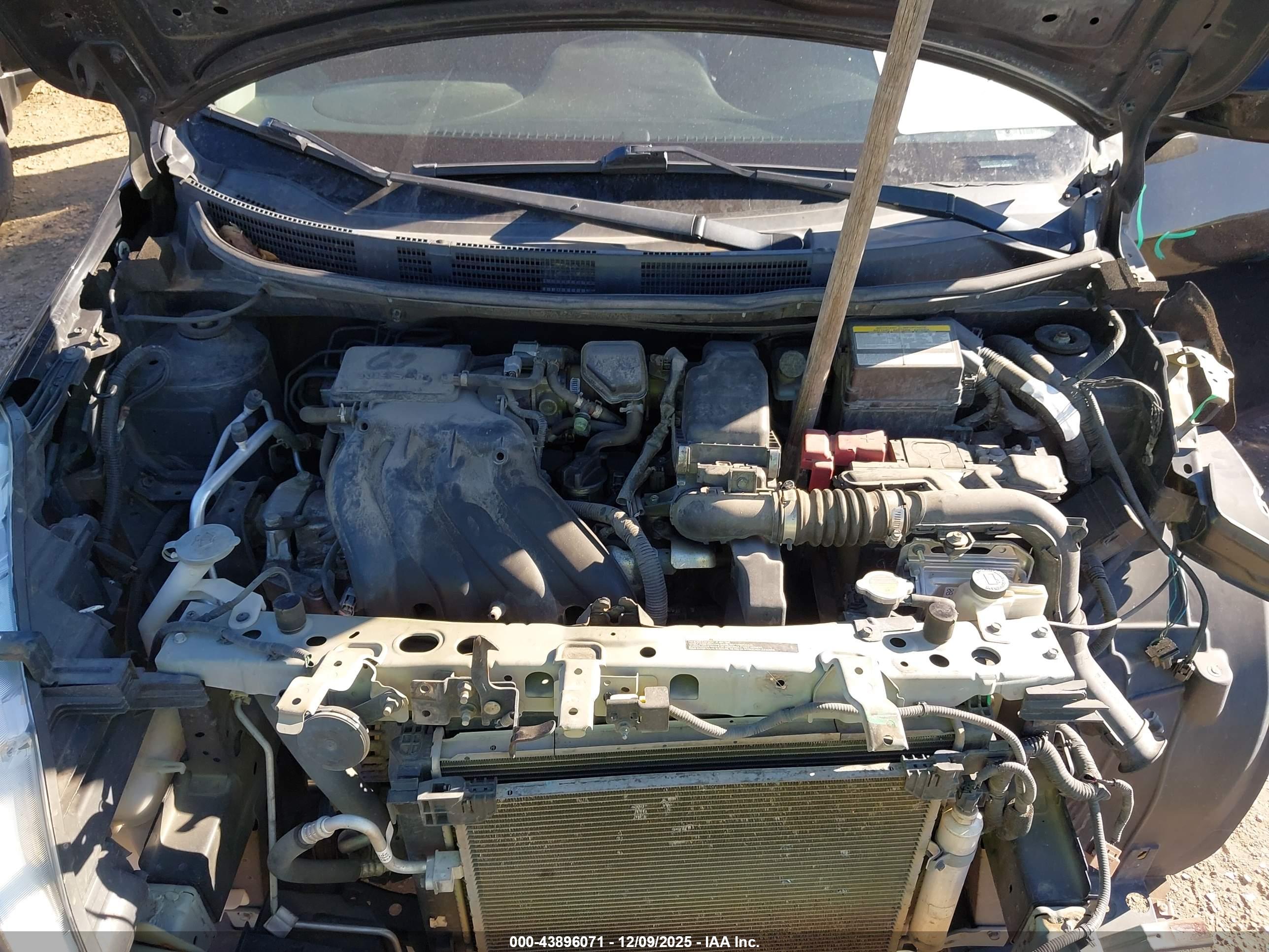 NISSAN VERSA image 10