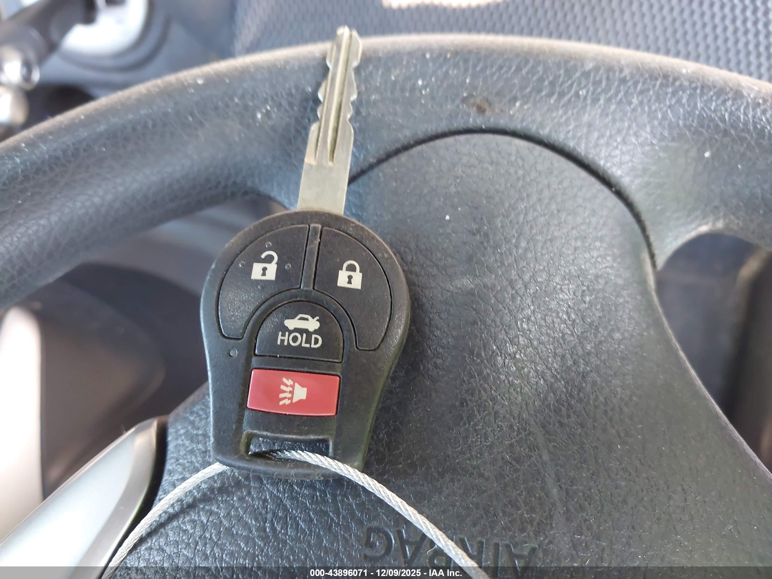 NISSAN VERSA image 11