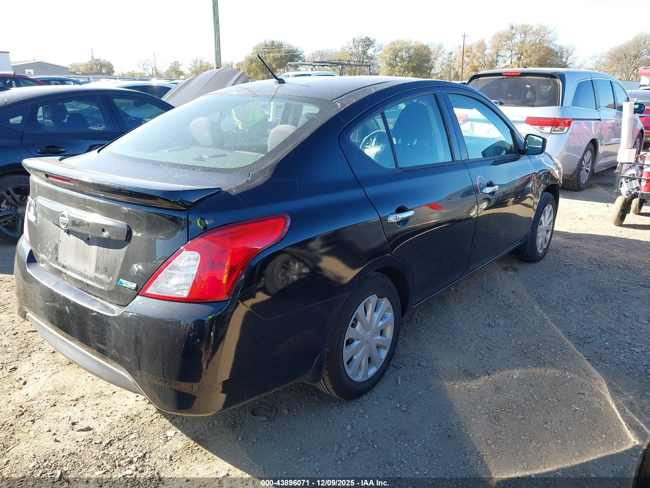NISSAN VERSA image 4