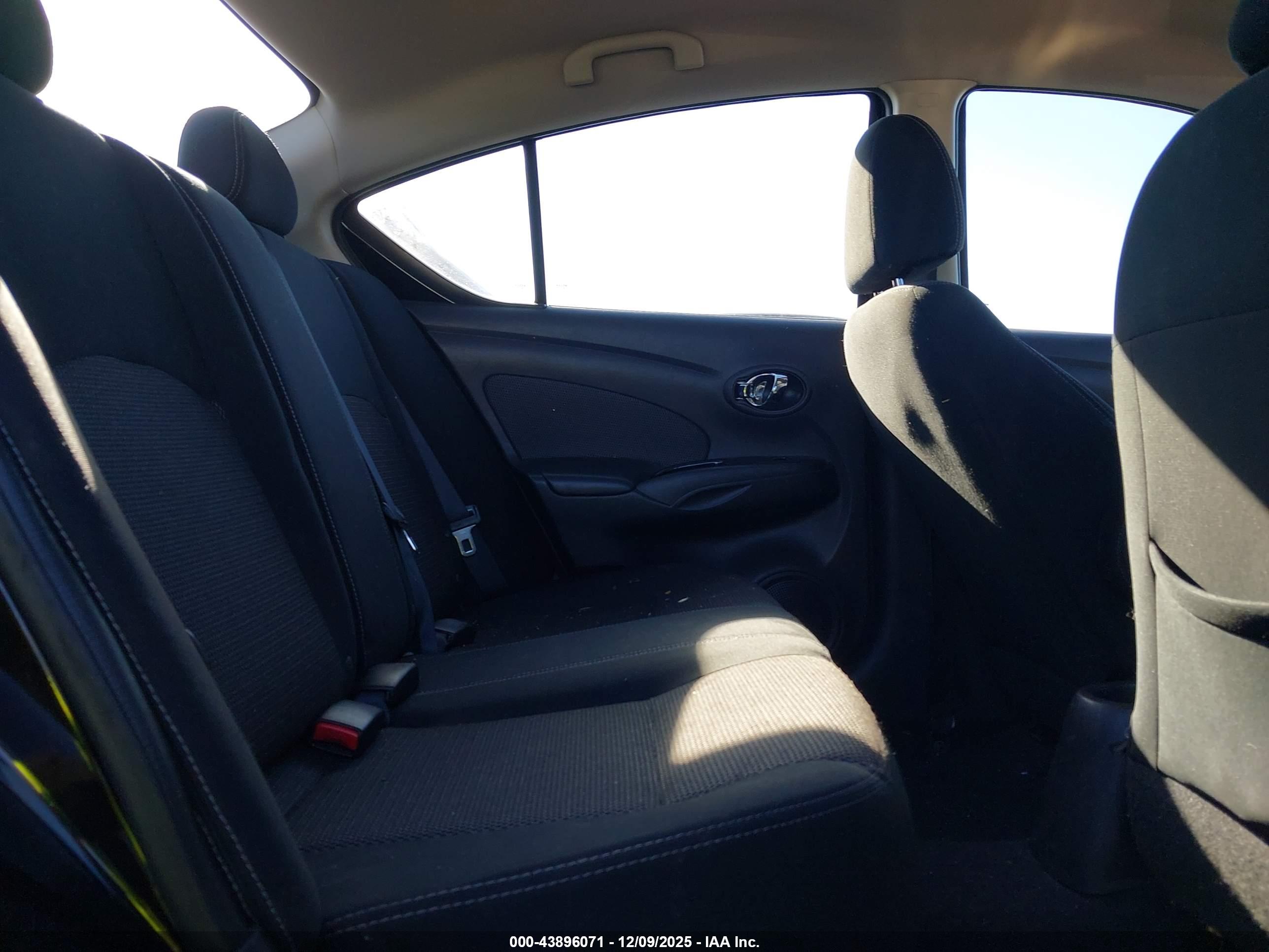 NISSAN VERSA image 8