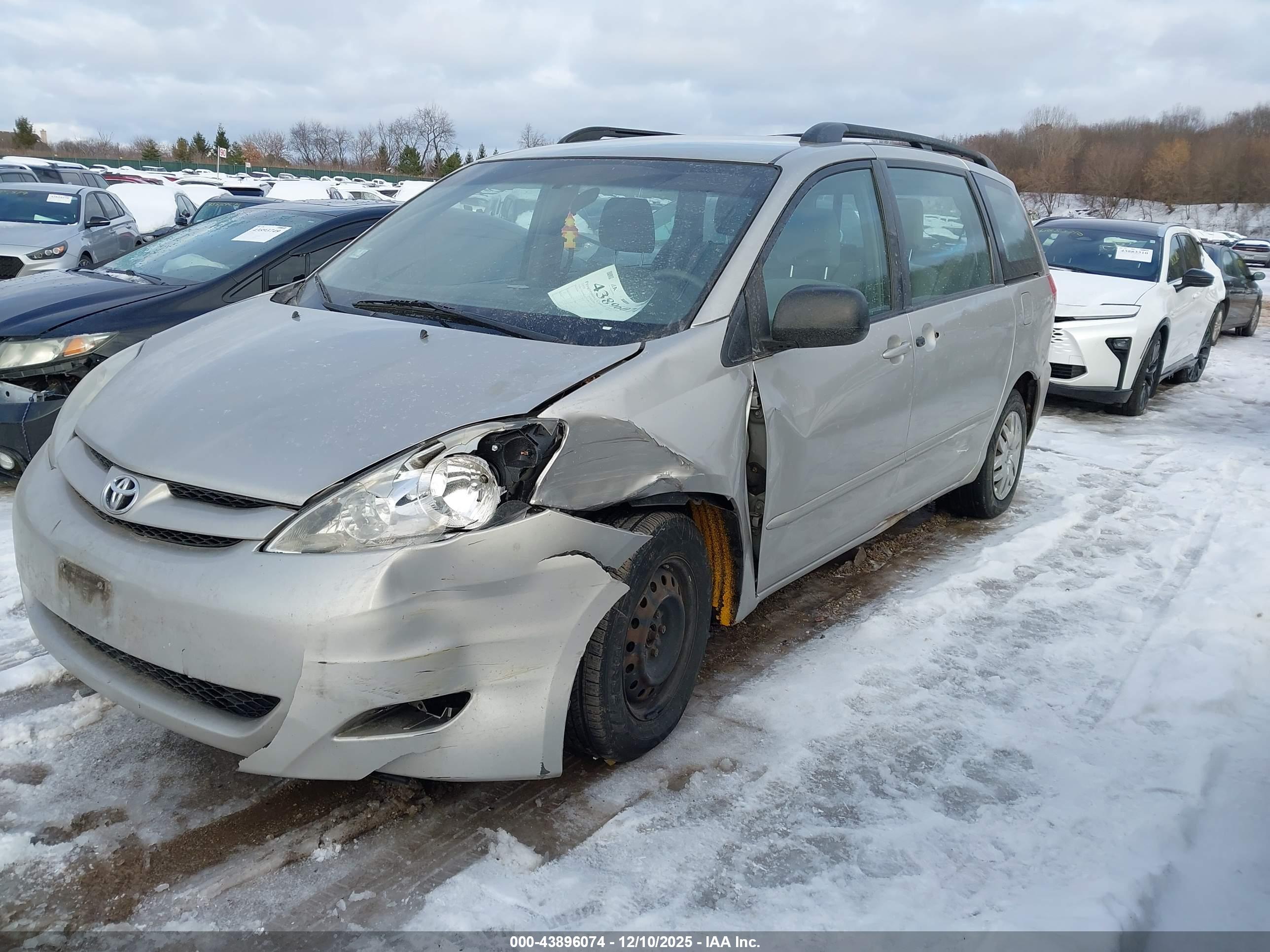 TOYOTA SIENNA image 2