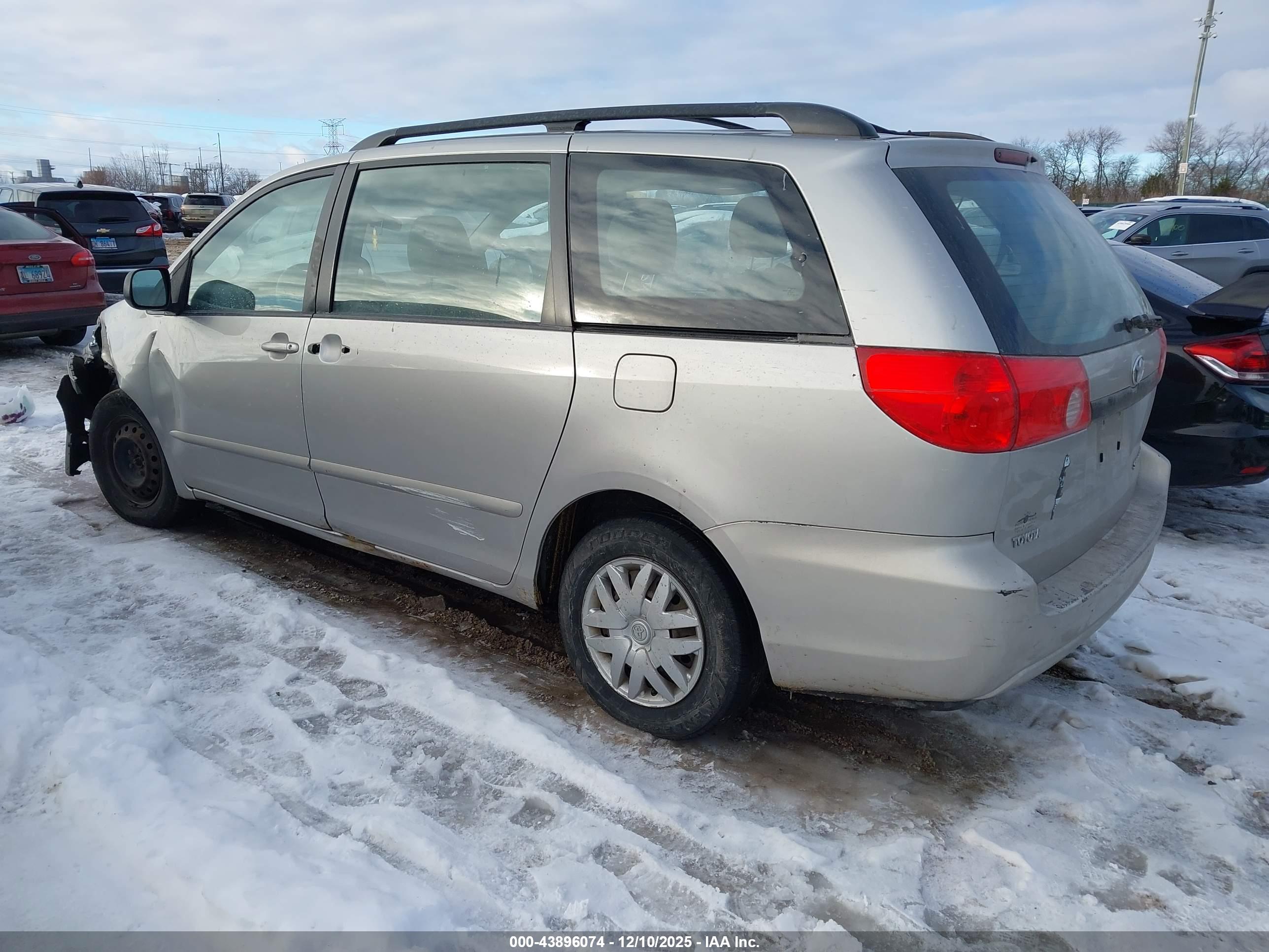 TOYOTA SIENNA image 3