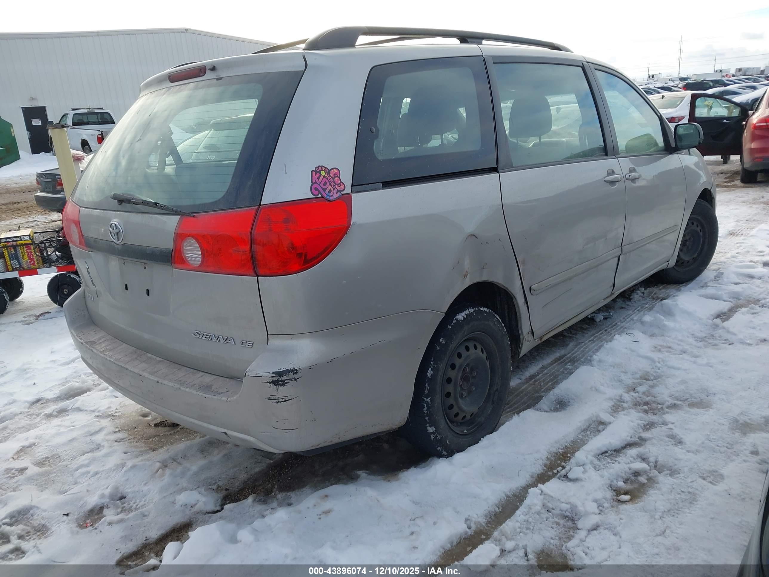 TOYOTA SIENNA image 4