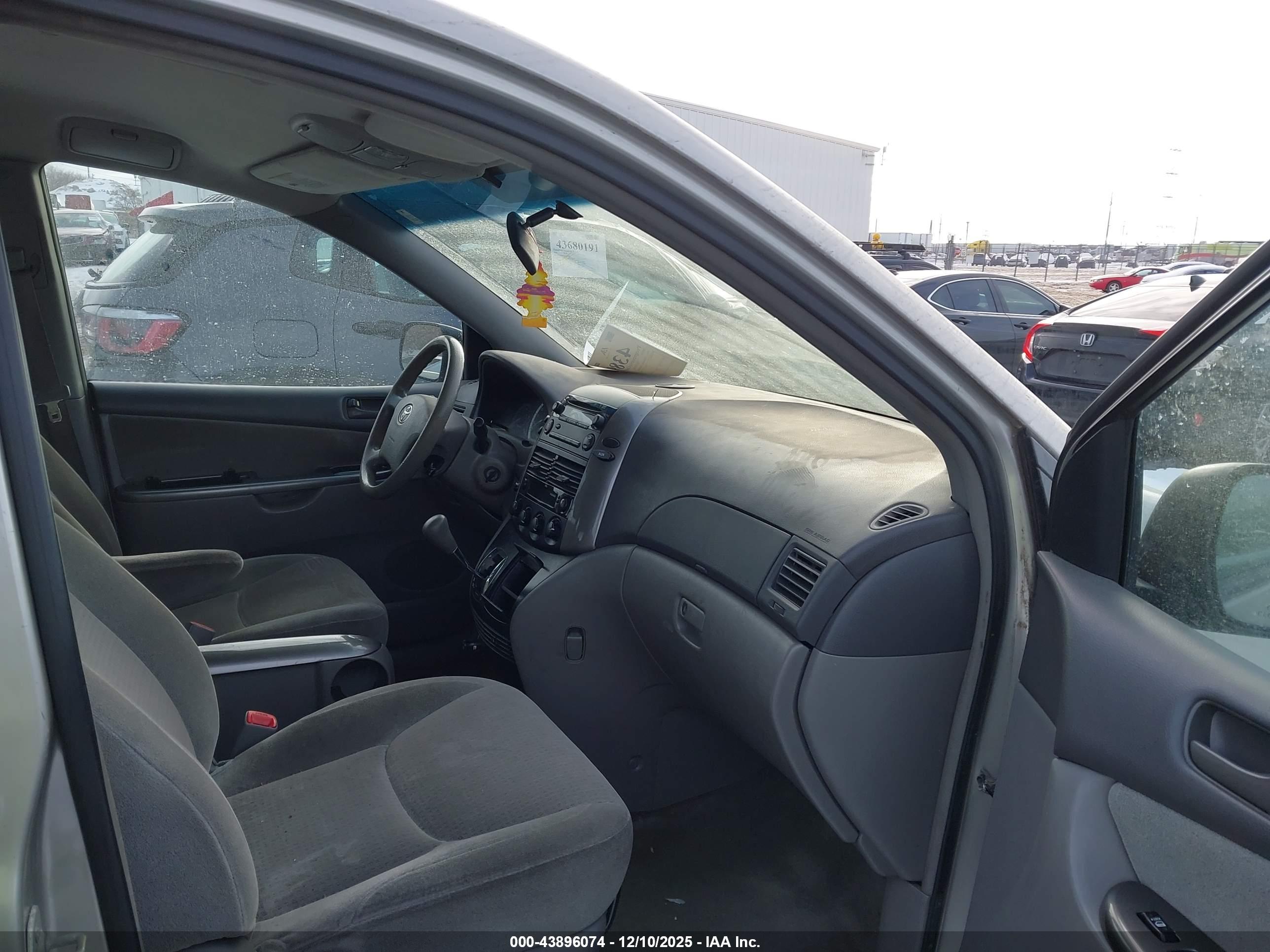 TOYOTA SIENNA image 5