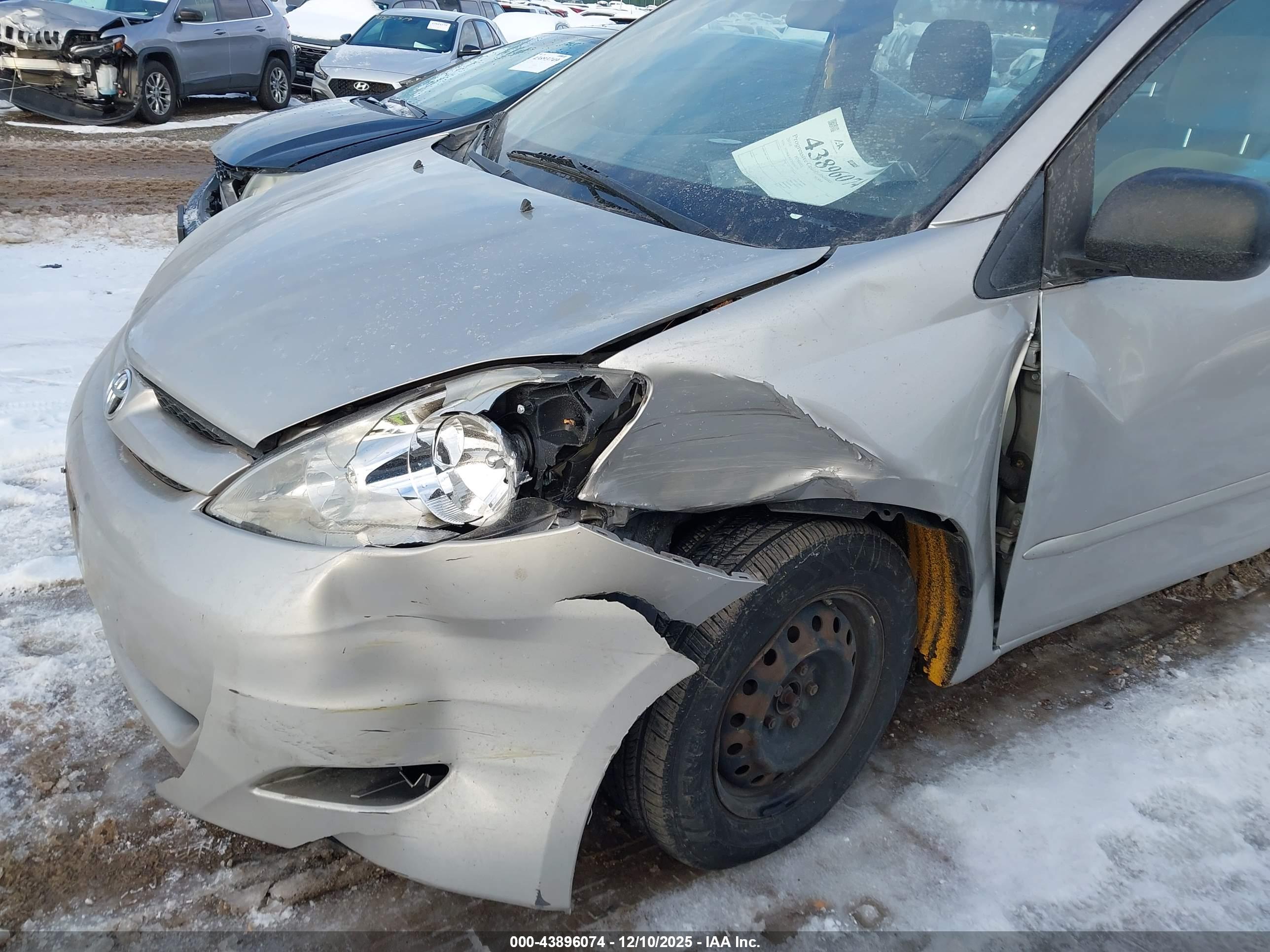 TOYOTA SIENNA image 6