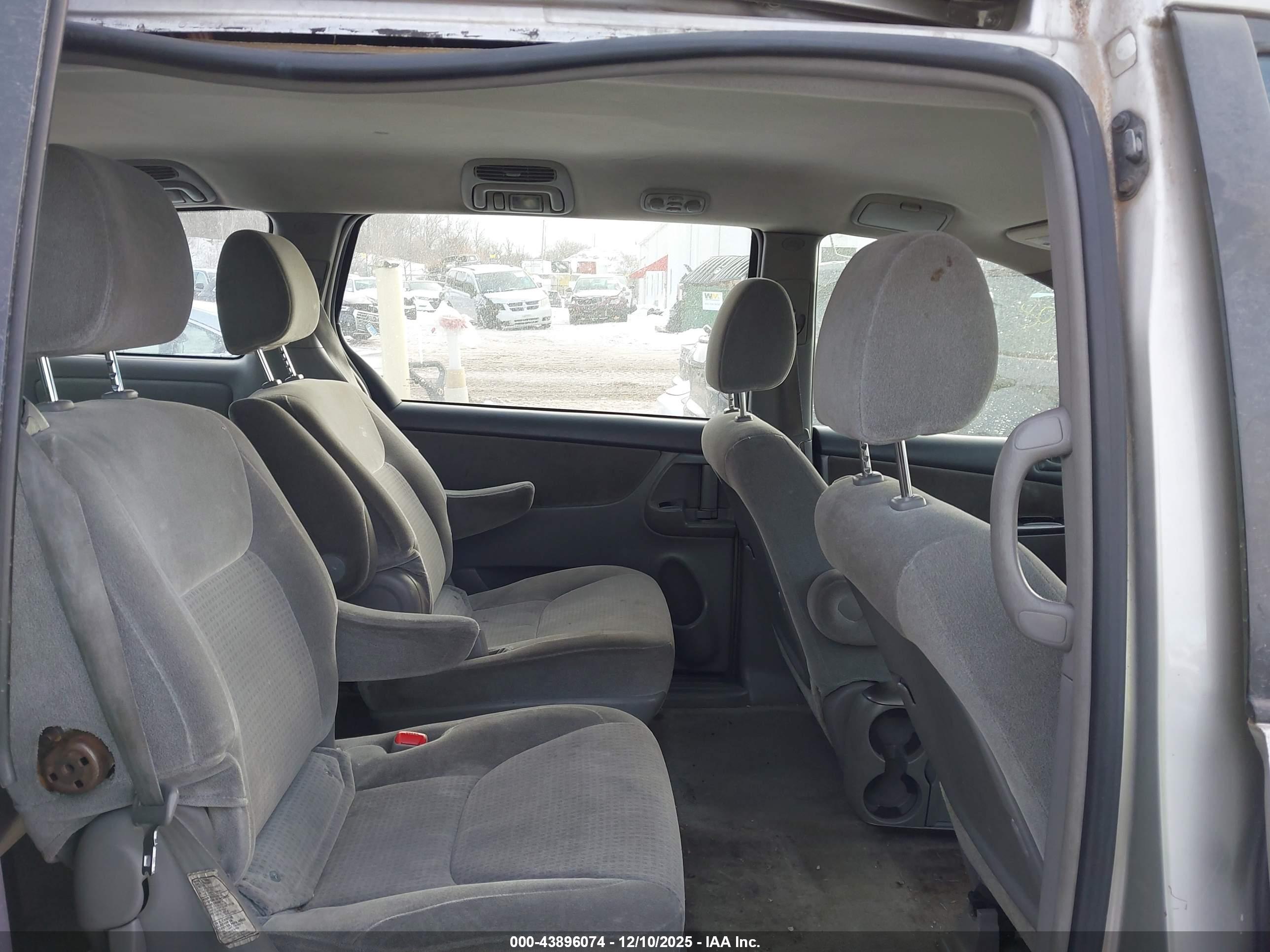 TOYOTA SIENNA image 8