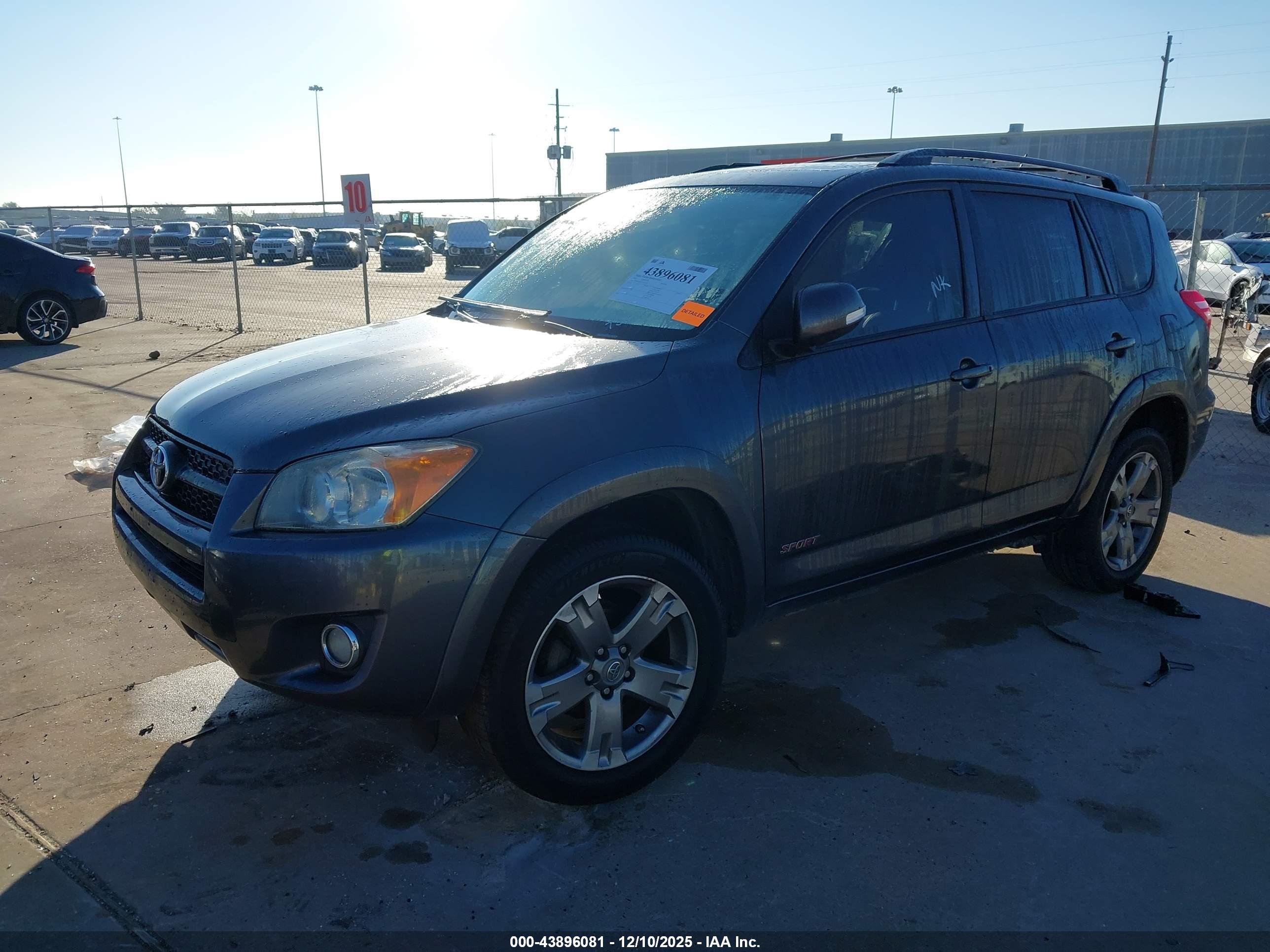 TOYOTA RAV4 image 2