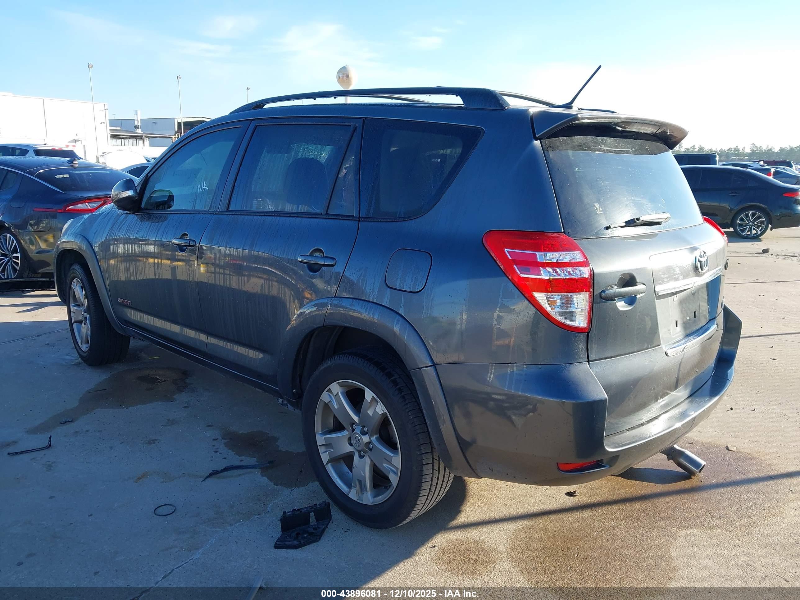 TOYOTA RAV4 image 3