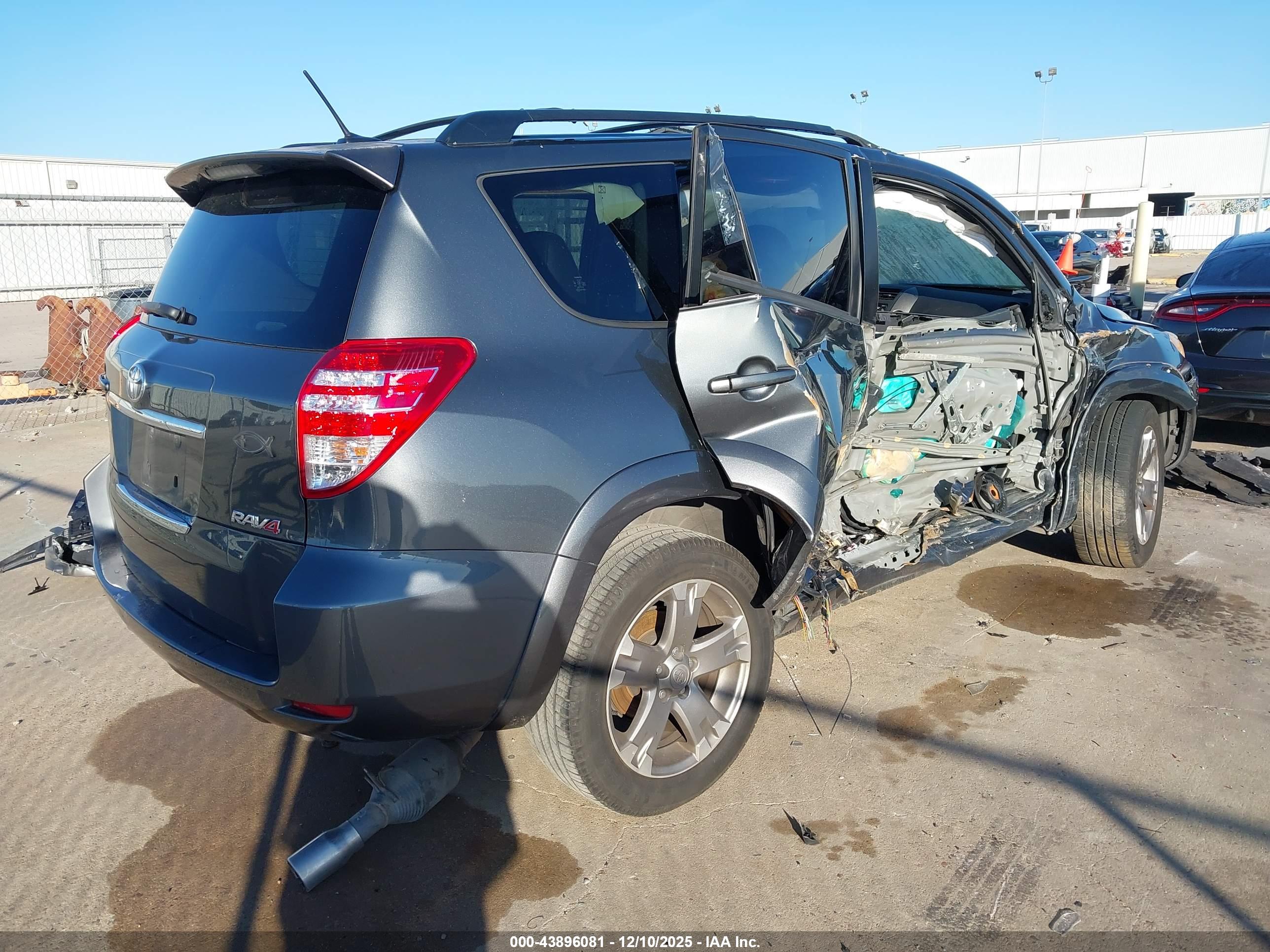 TOYOTA RAV4 image 4