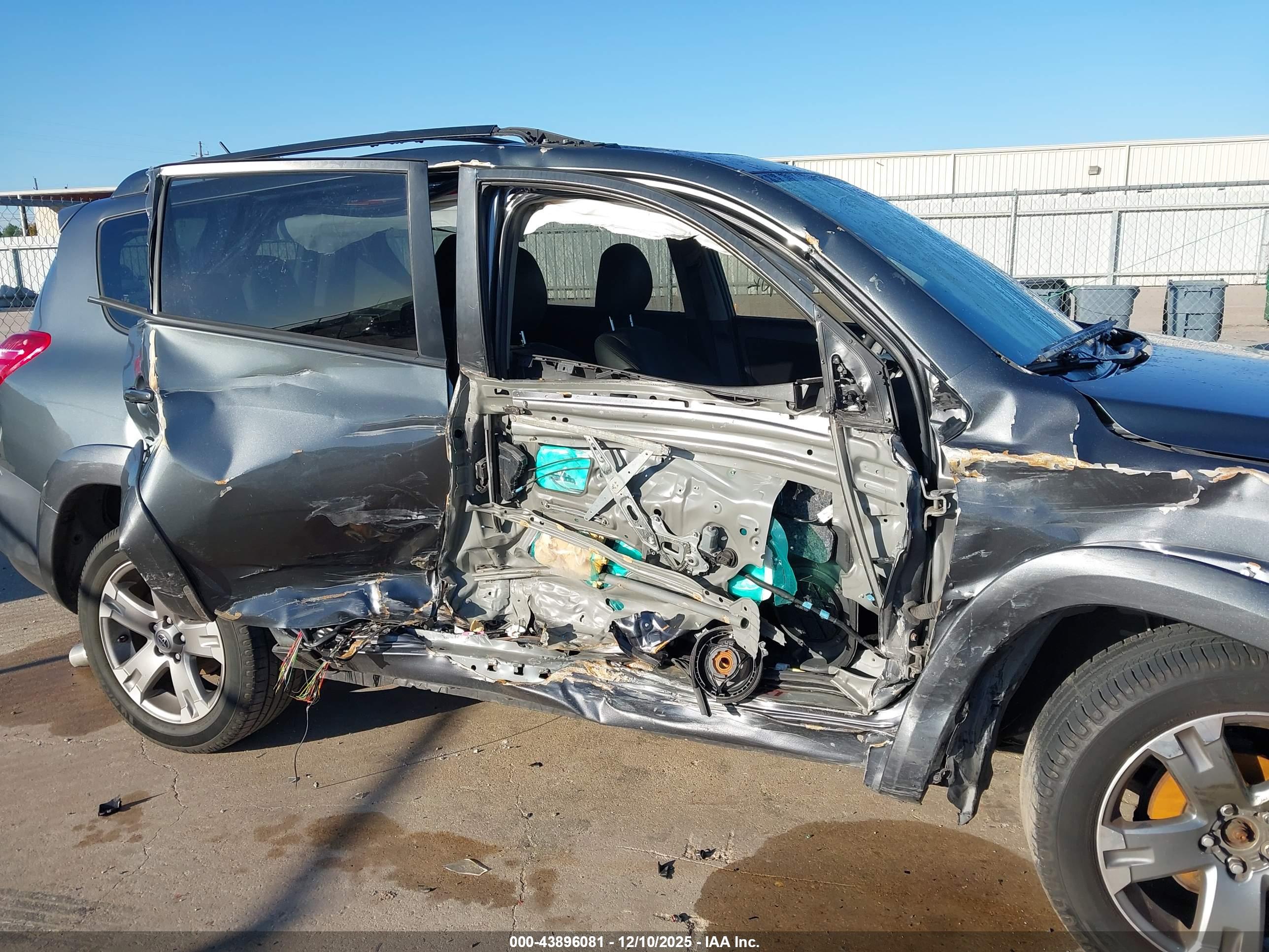 TOYOTA RAV4 image 6