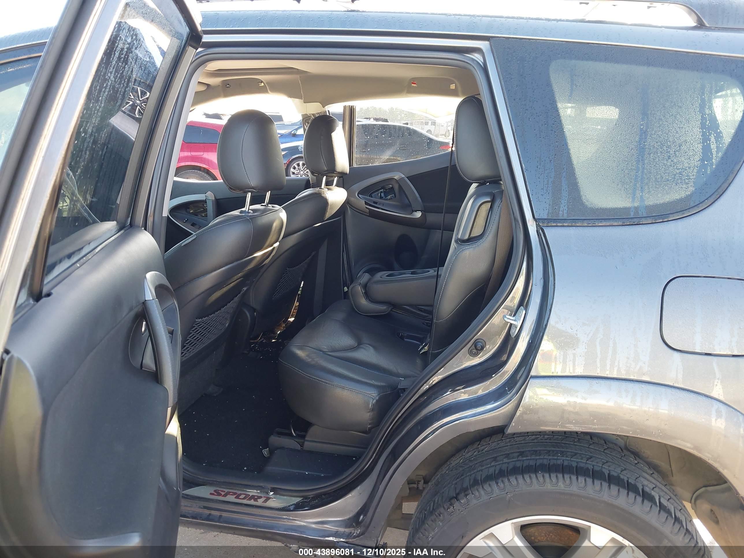 TOYOTA RAV4 image 8