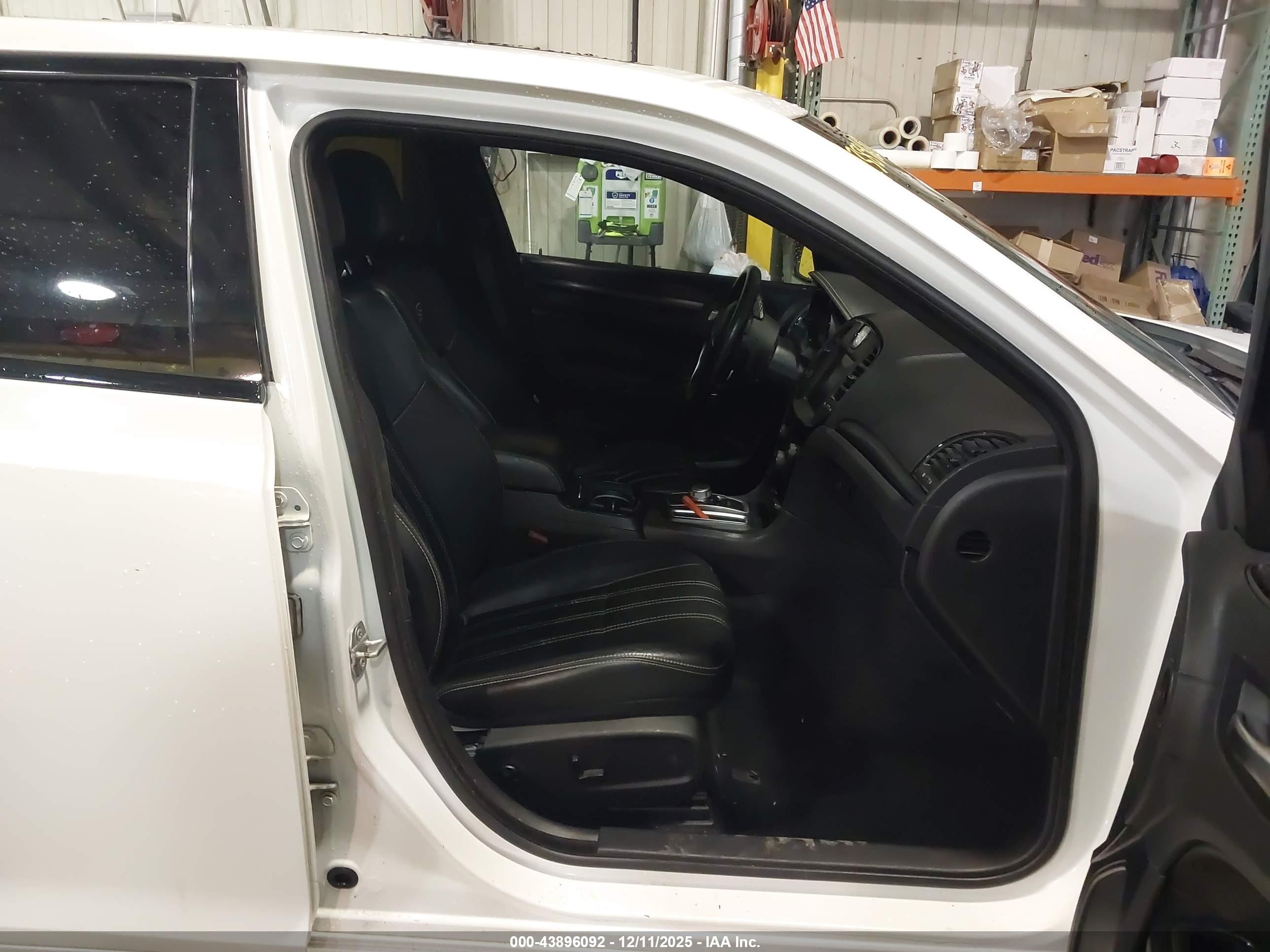 CHRYSLER 300 image 5