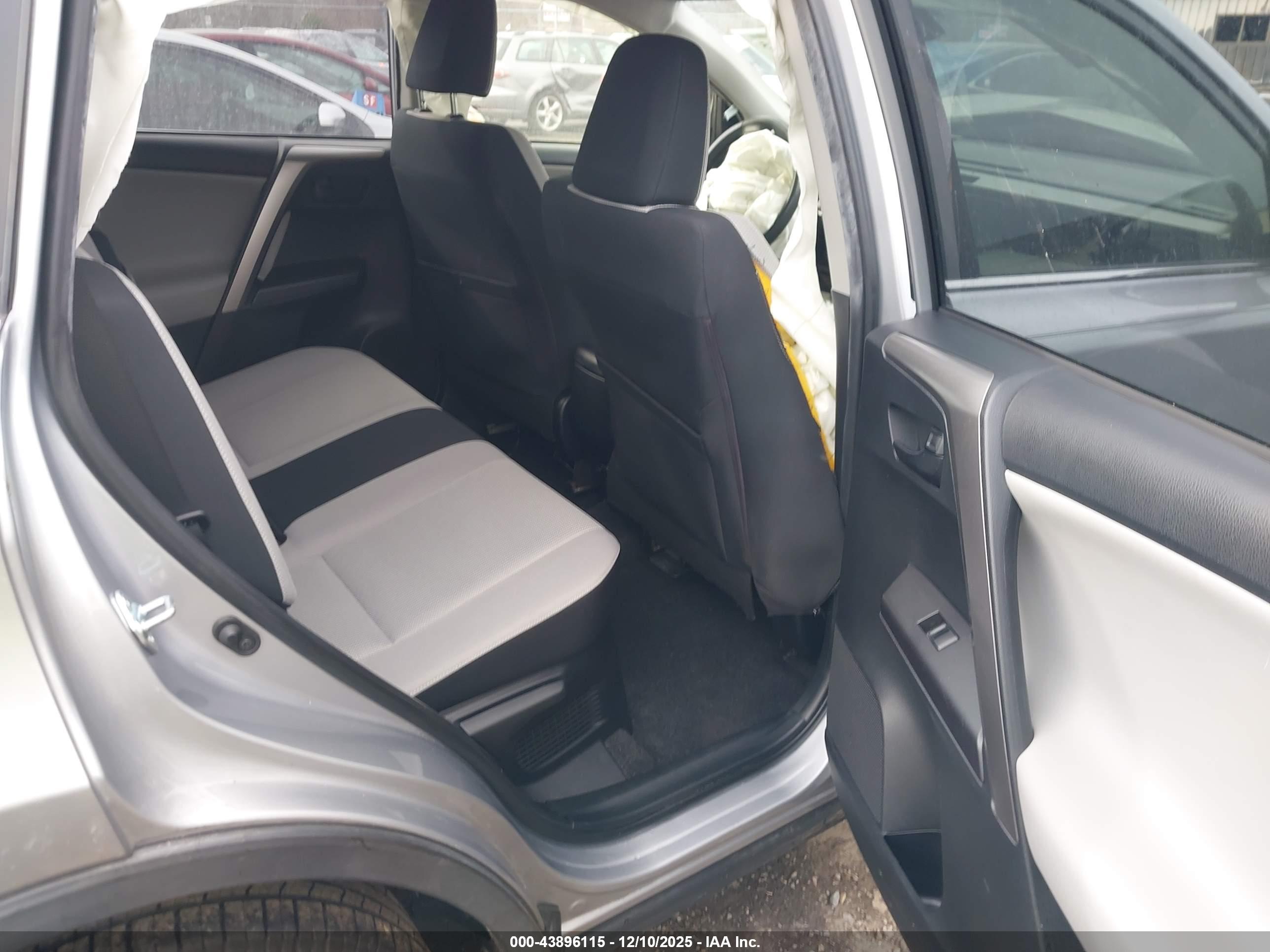 TOYOTA RAV4 image 8