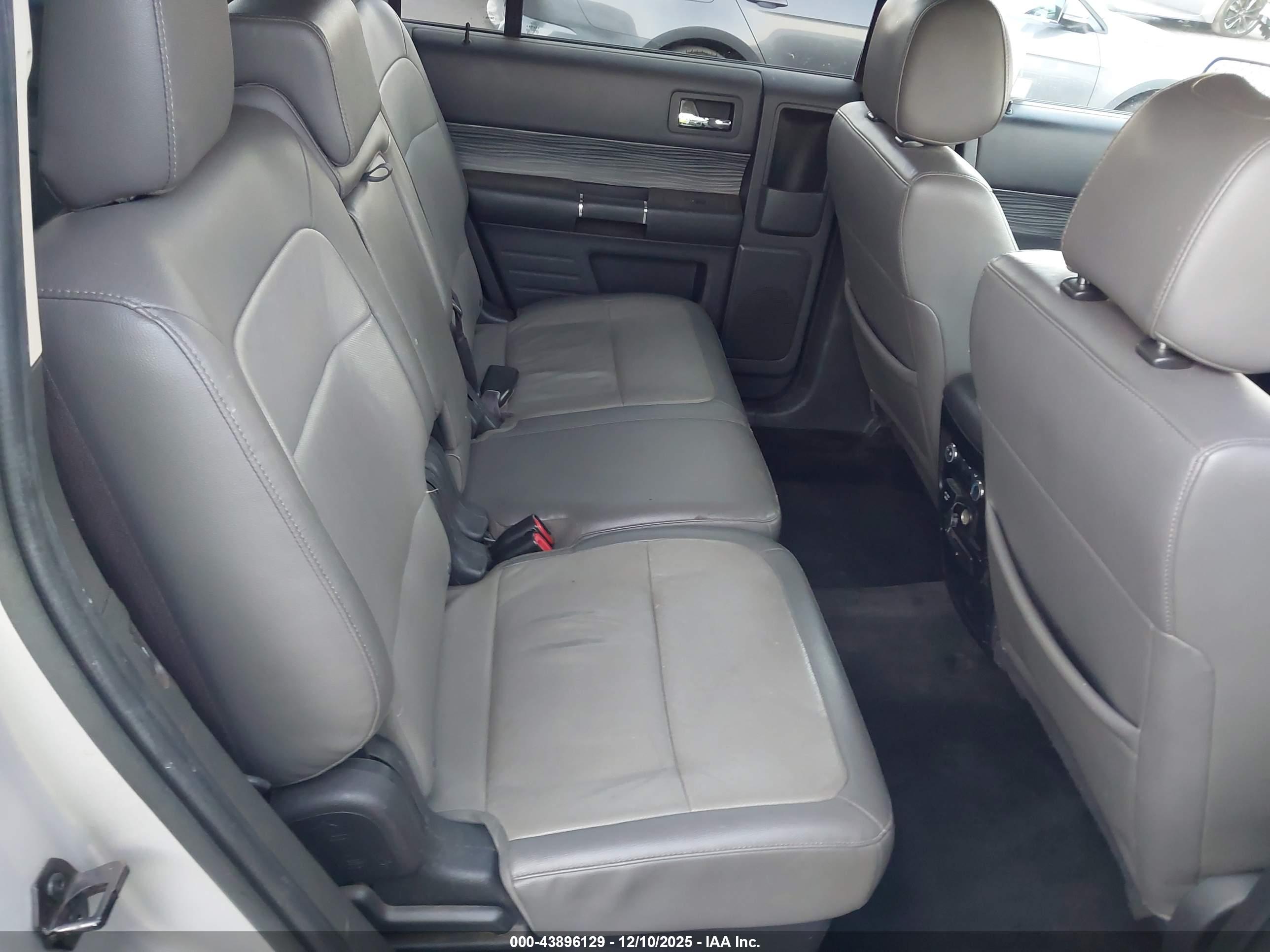 FORD FLEX image 8