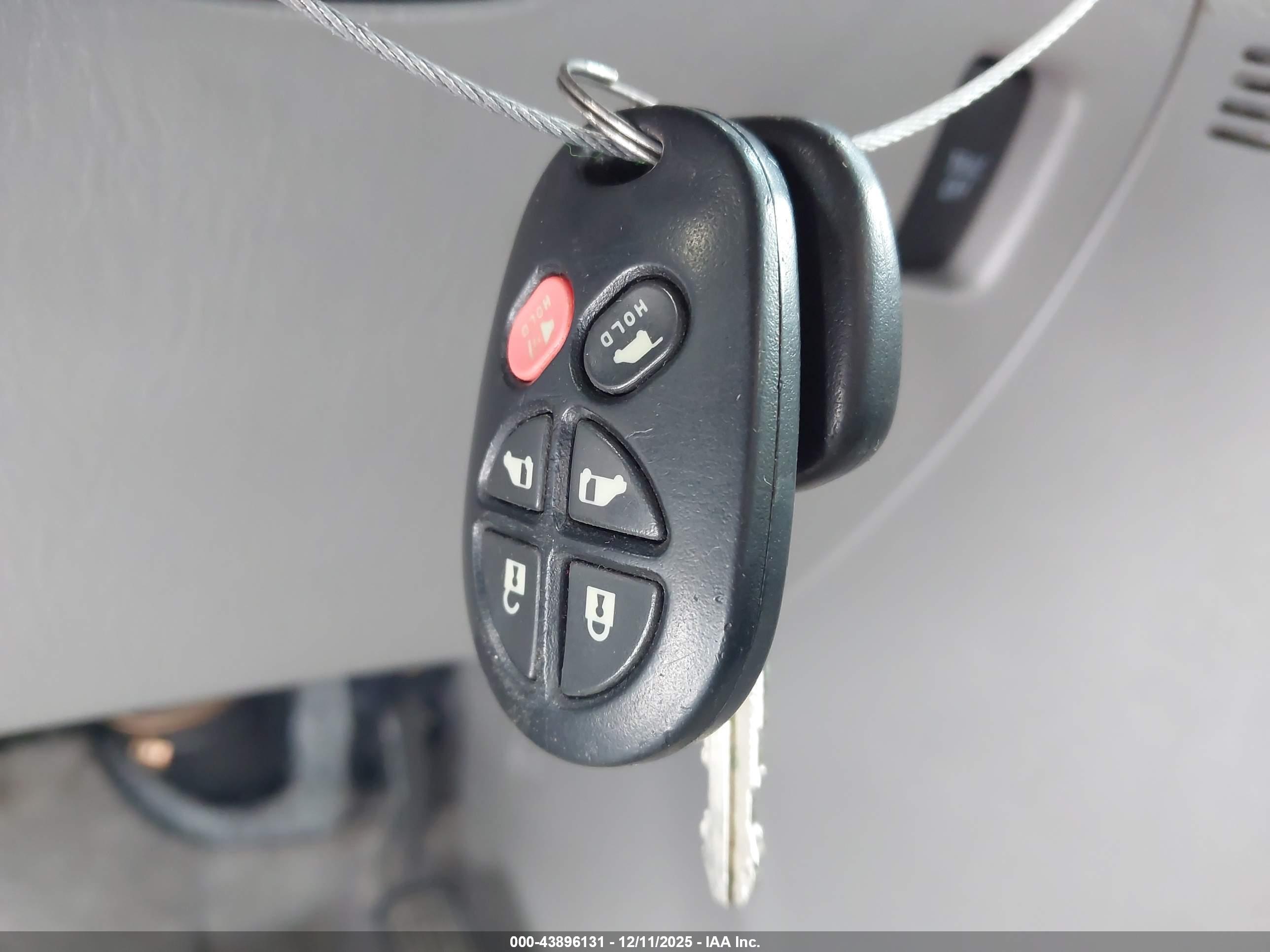 TOYOTA SIENNA image 11