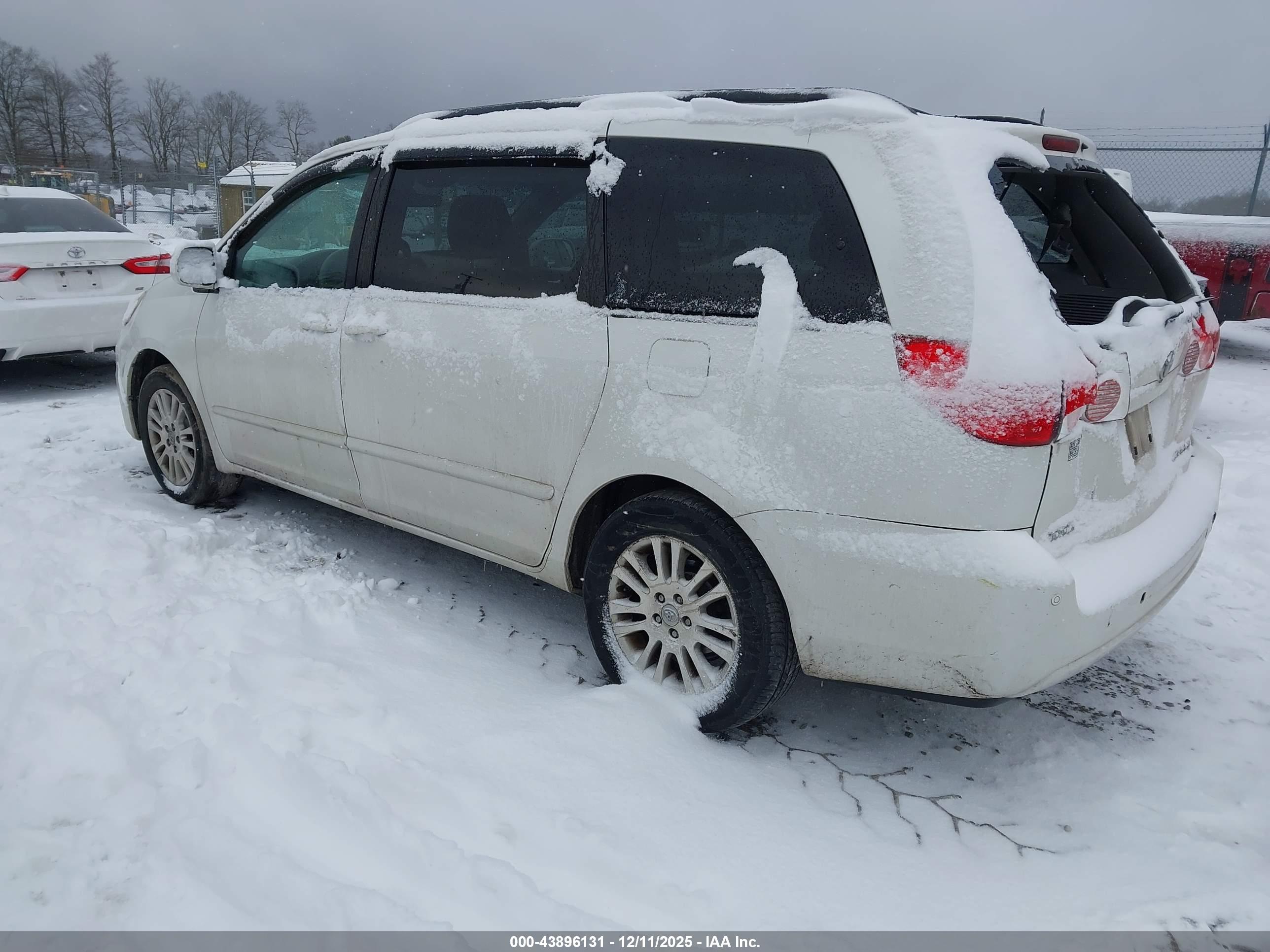 TOYOTA SIENNA image 3