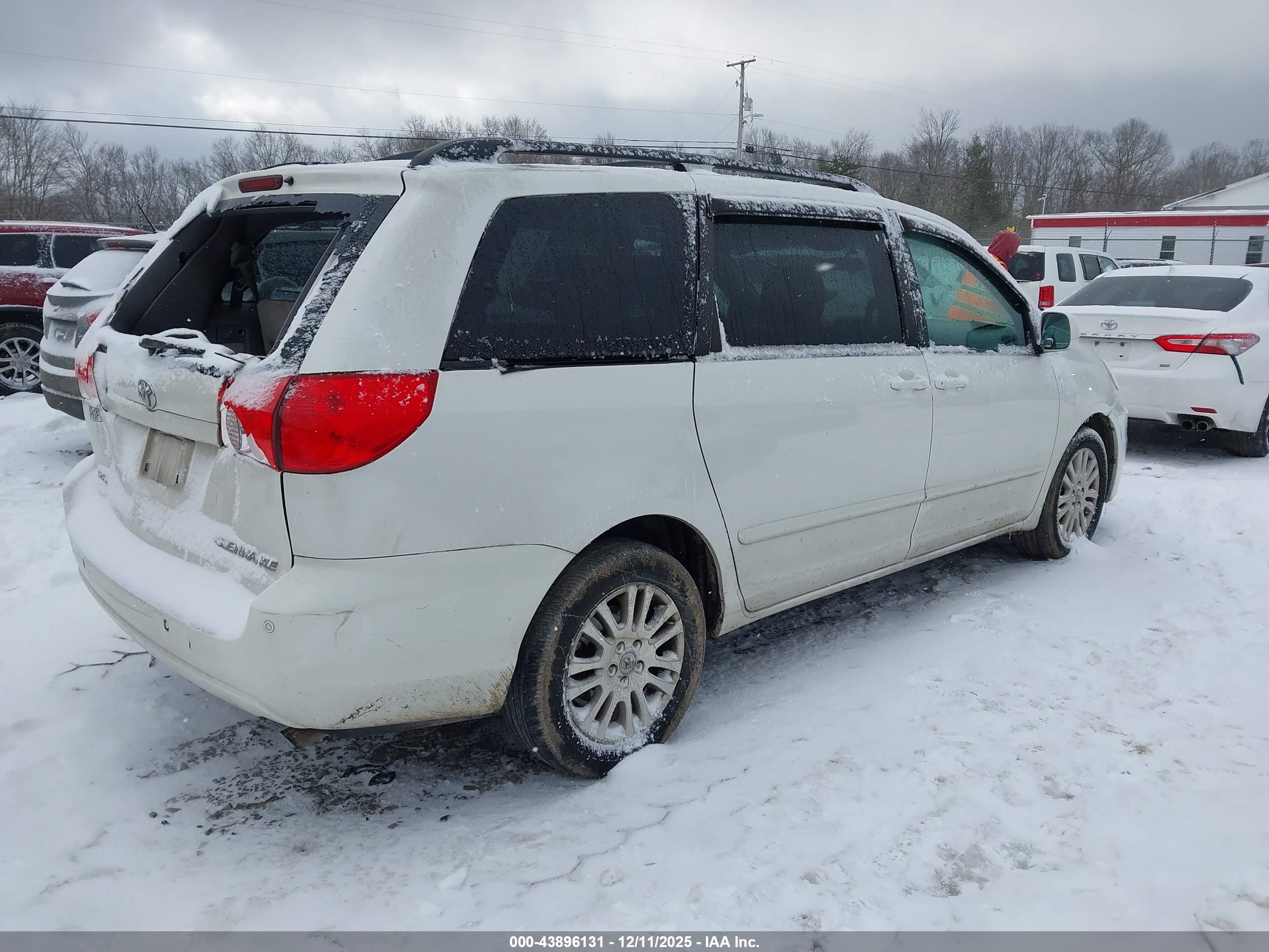 TOYOTA SIENNA image 4