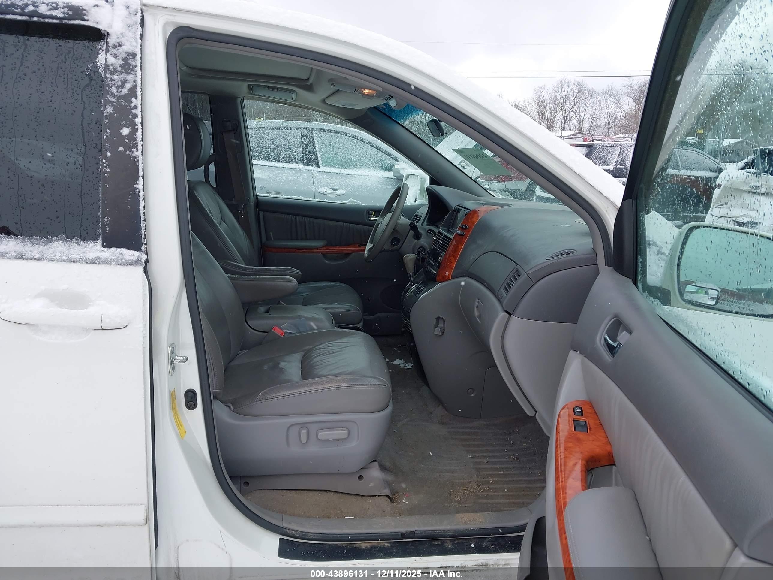 TOYOTA SIENNA image 5