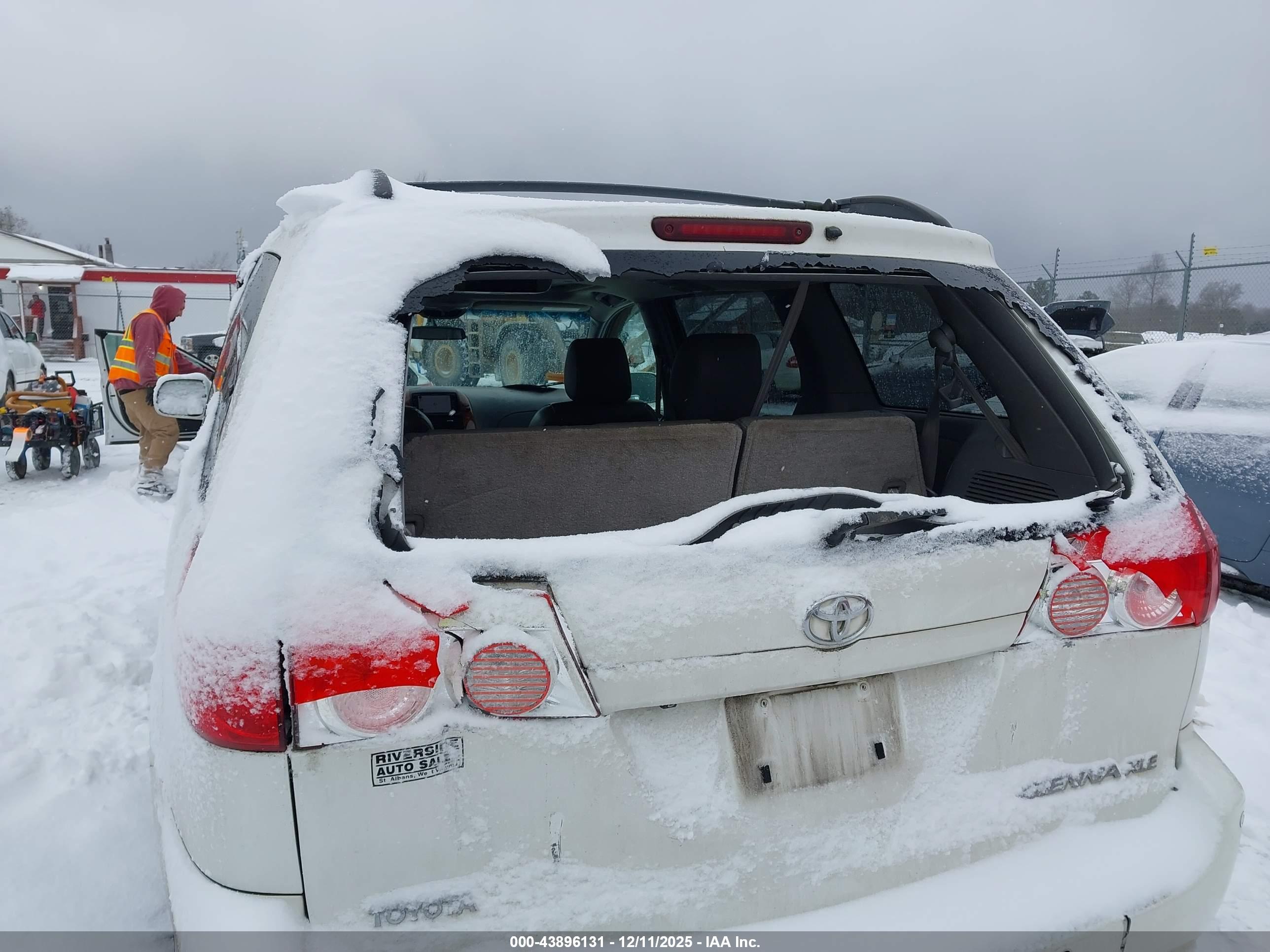 TOYOTA SIENNA image 6