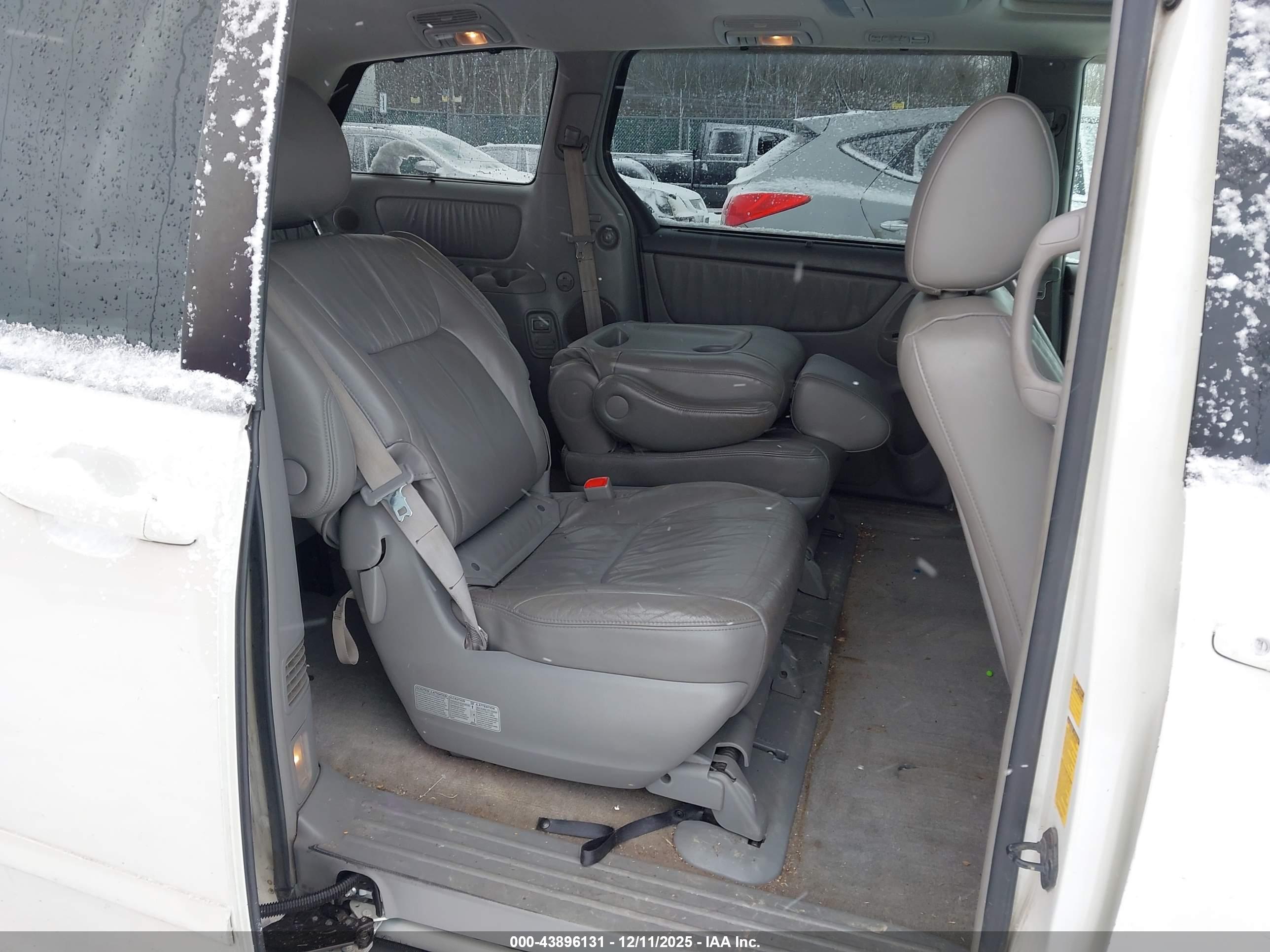 TOYOTA SIENNA image 8