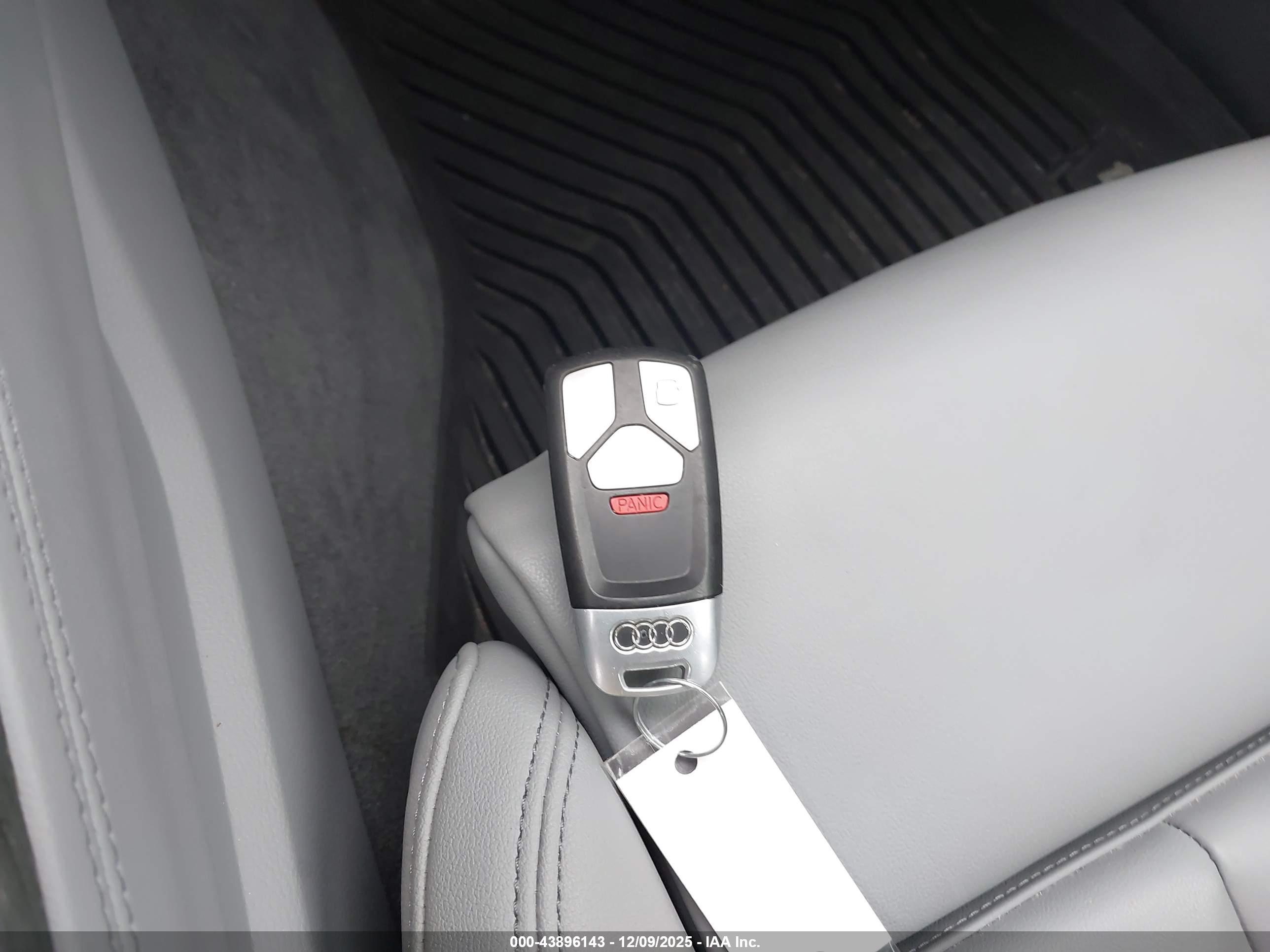 AUDI A4 image 11