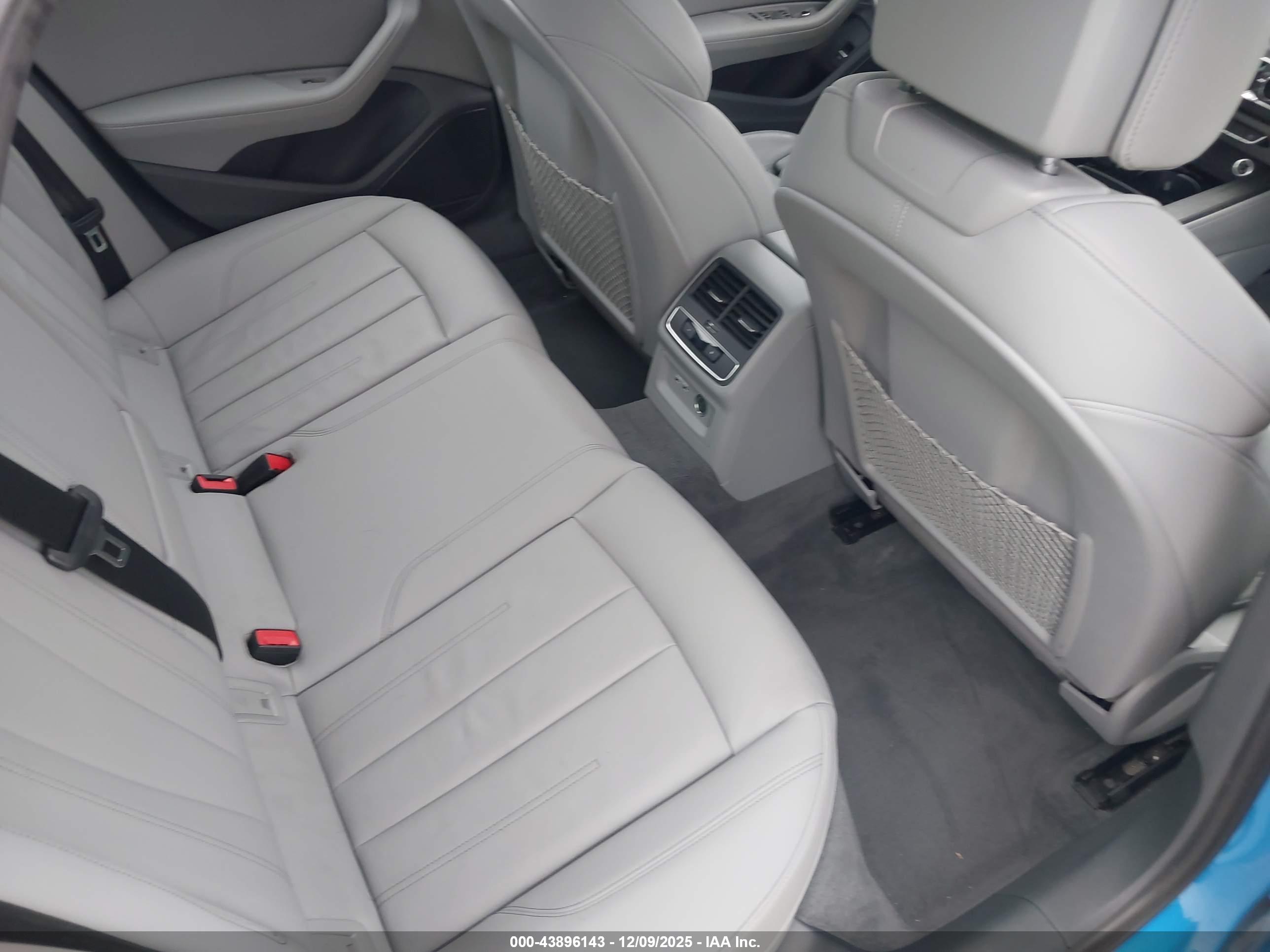 AUDI A4 image 8