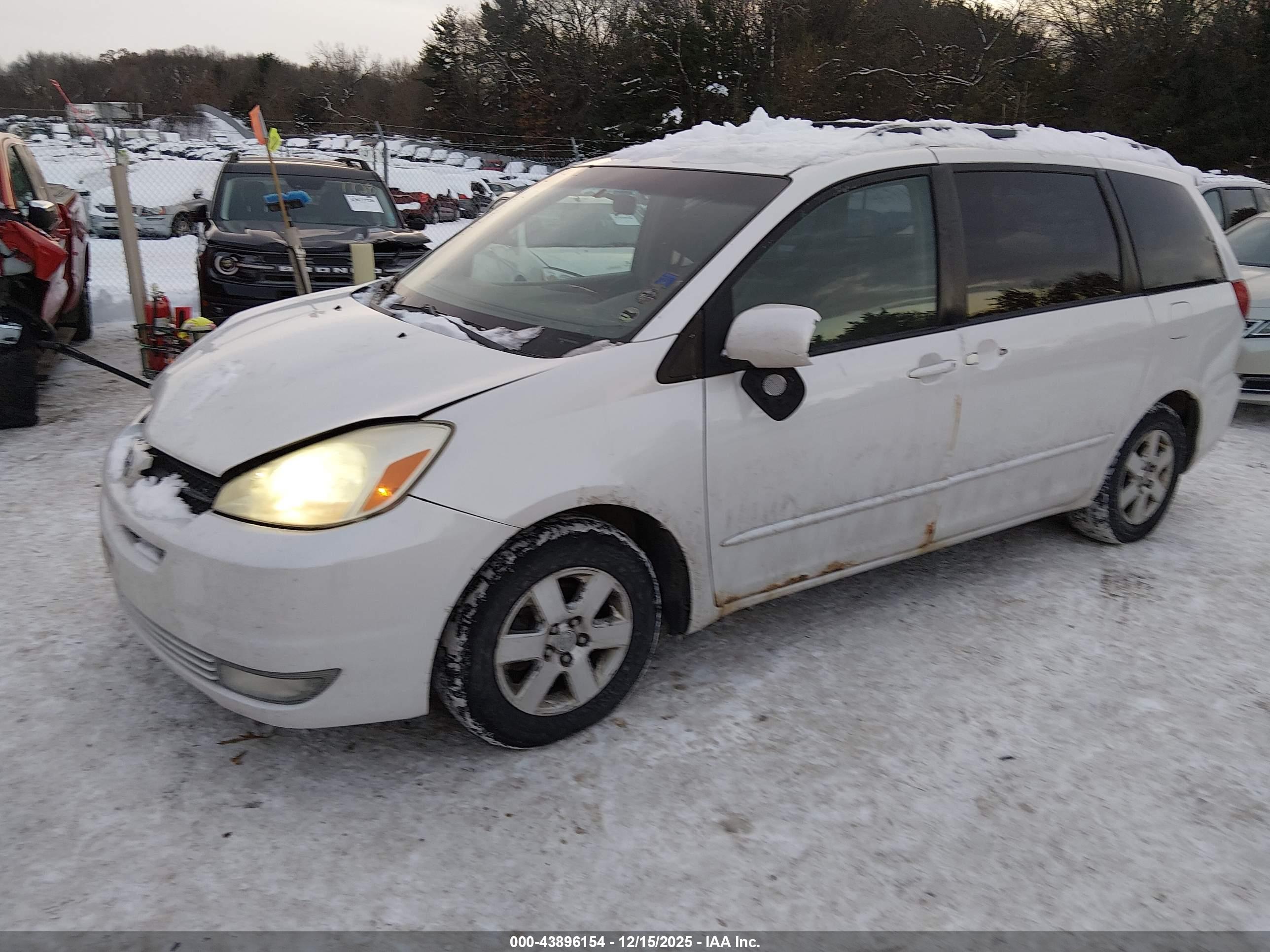 TOYOTA SIENNA image 2