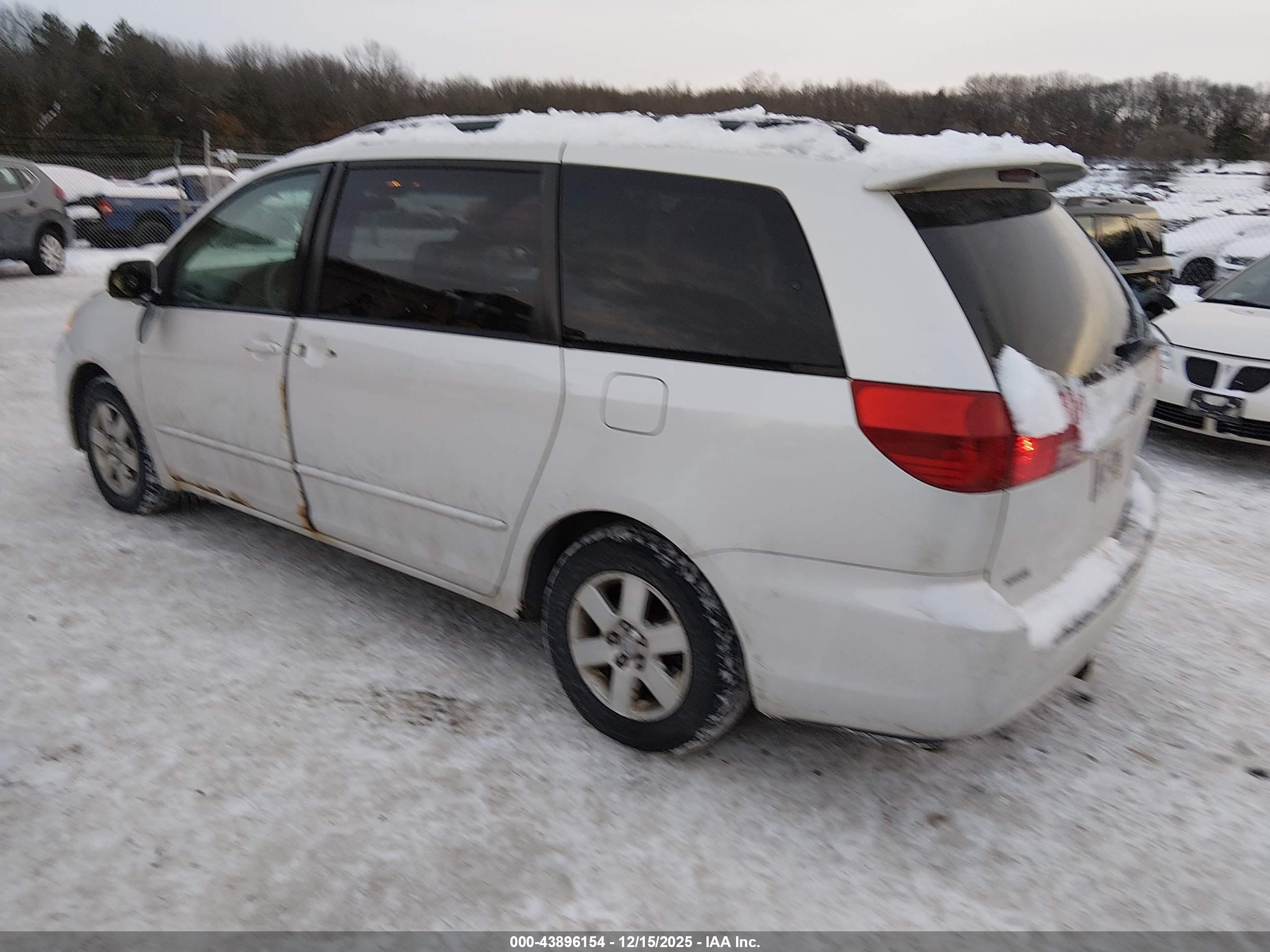TOYOTA SIENNA image 3