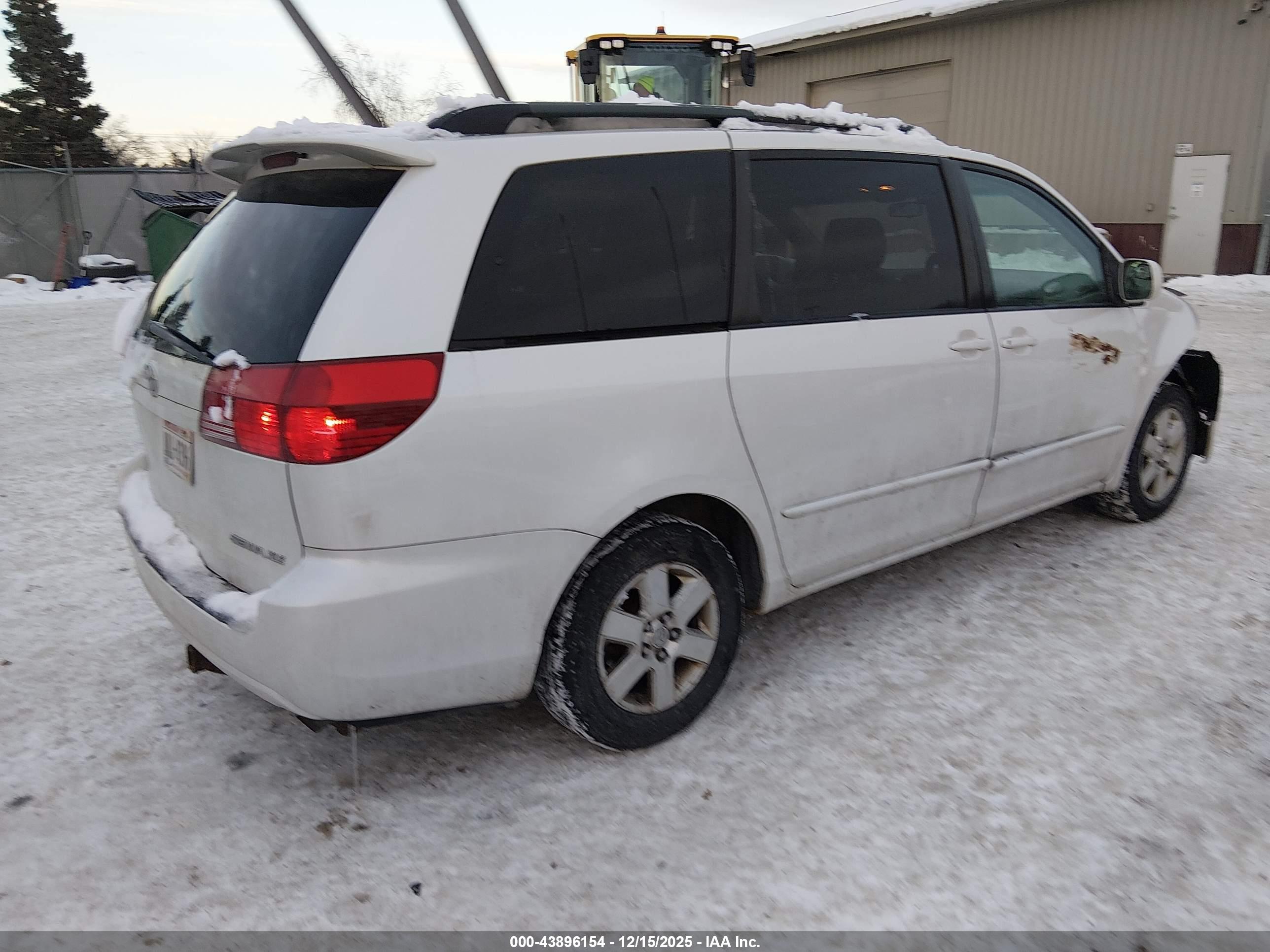 TOYOTA SIENNA image 4