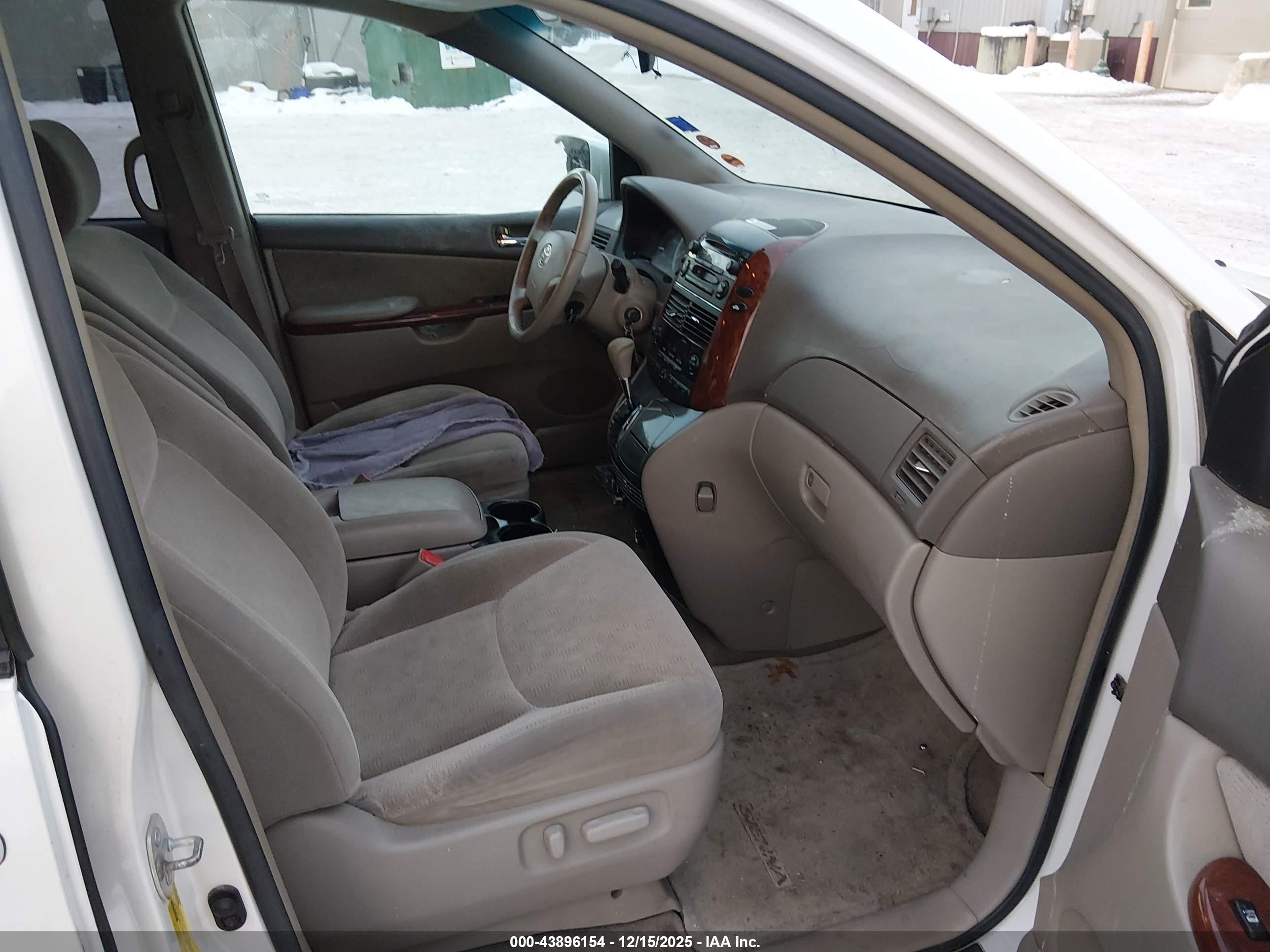 TOYOTA SIENNA image 5