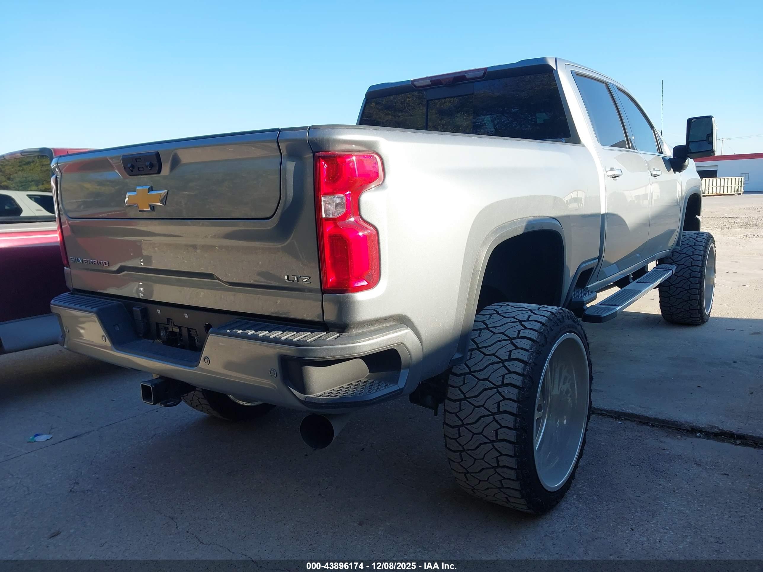 CHEVROLET SILVERADO image 4