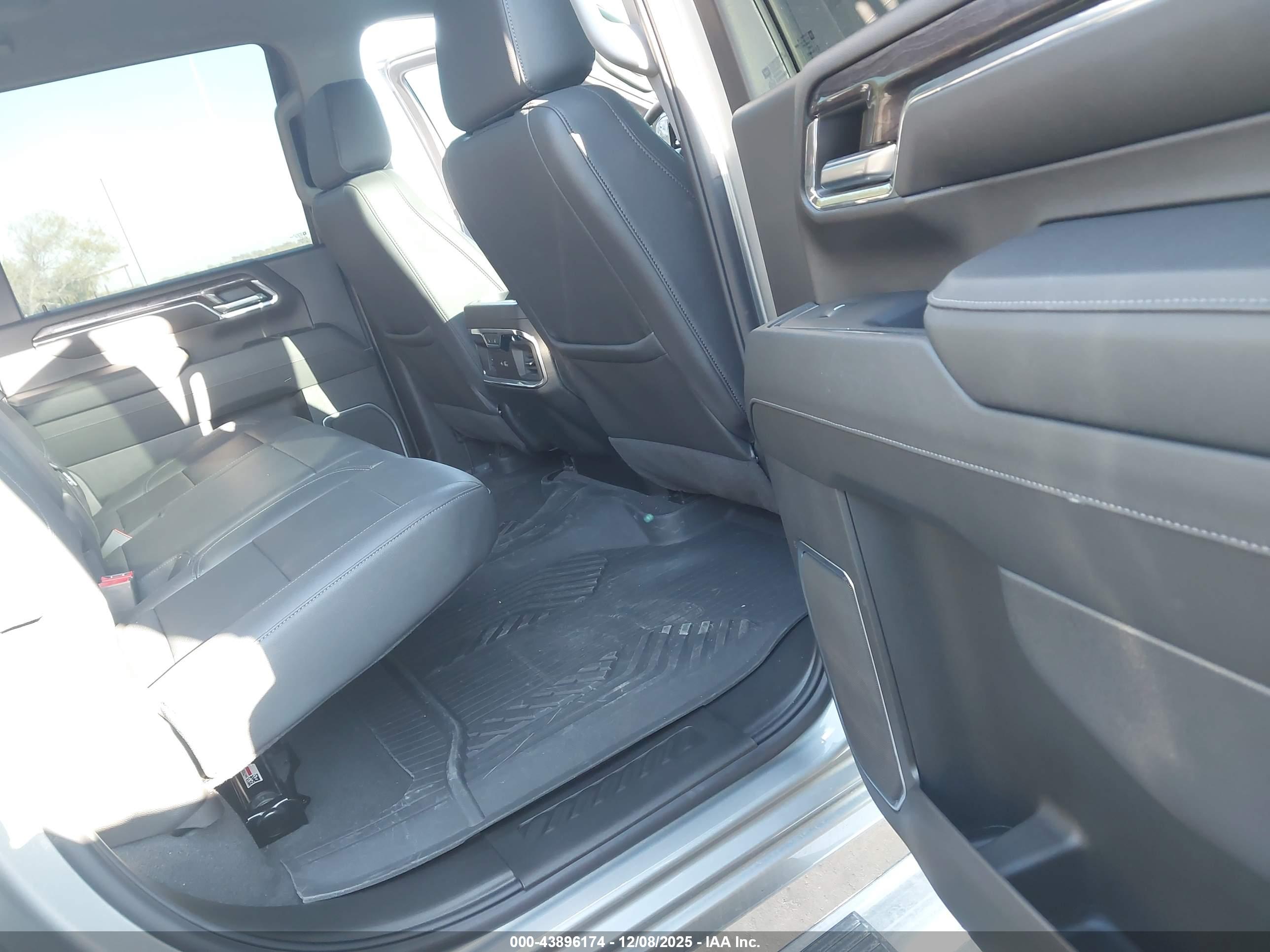 CHEVROLET SILVERADO image 8