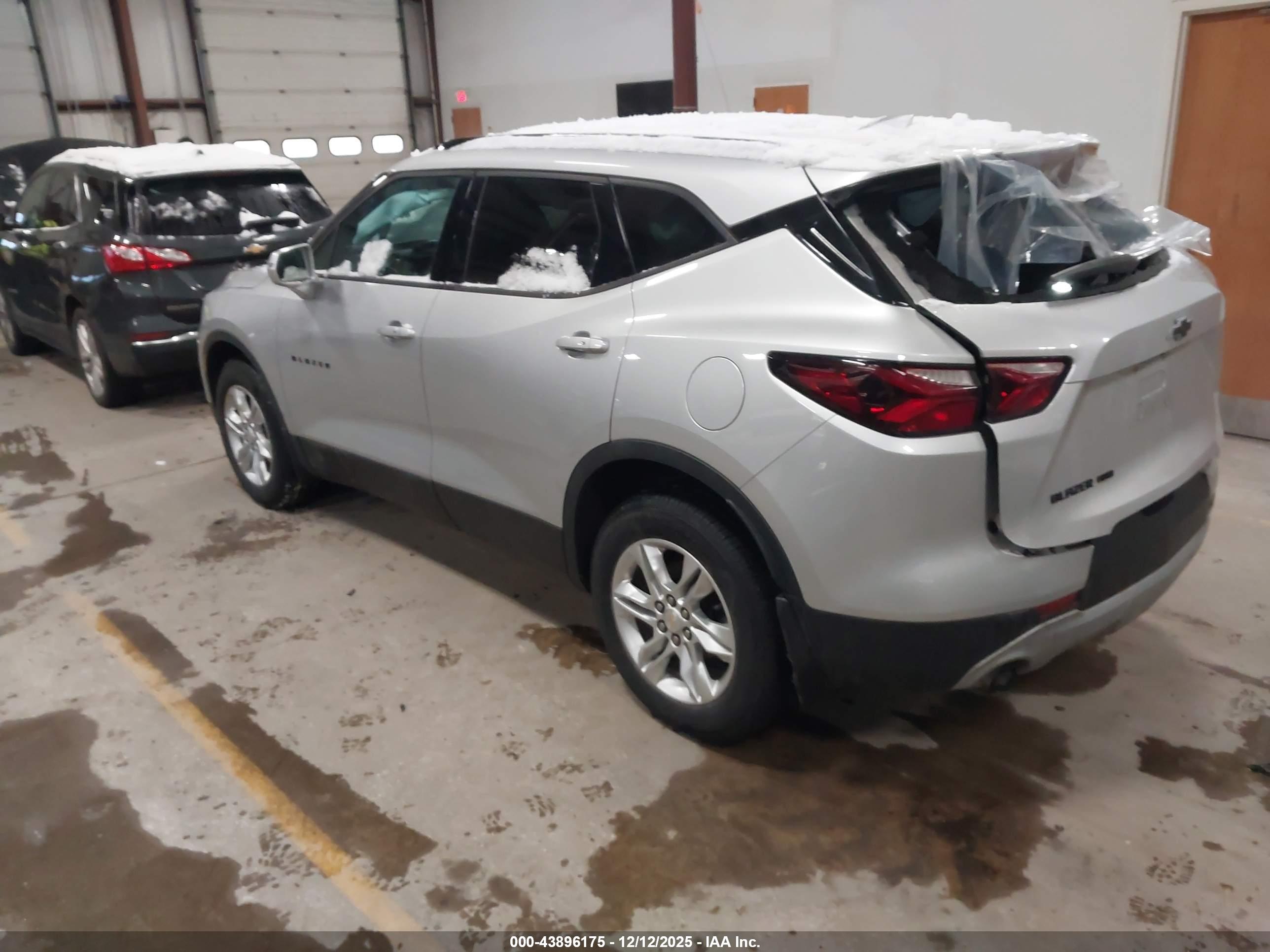 CHEVROLET BLAZER image 3