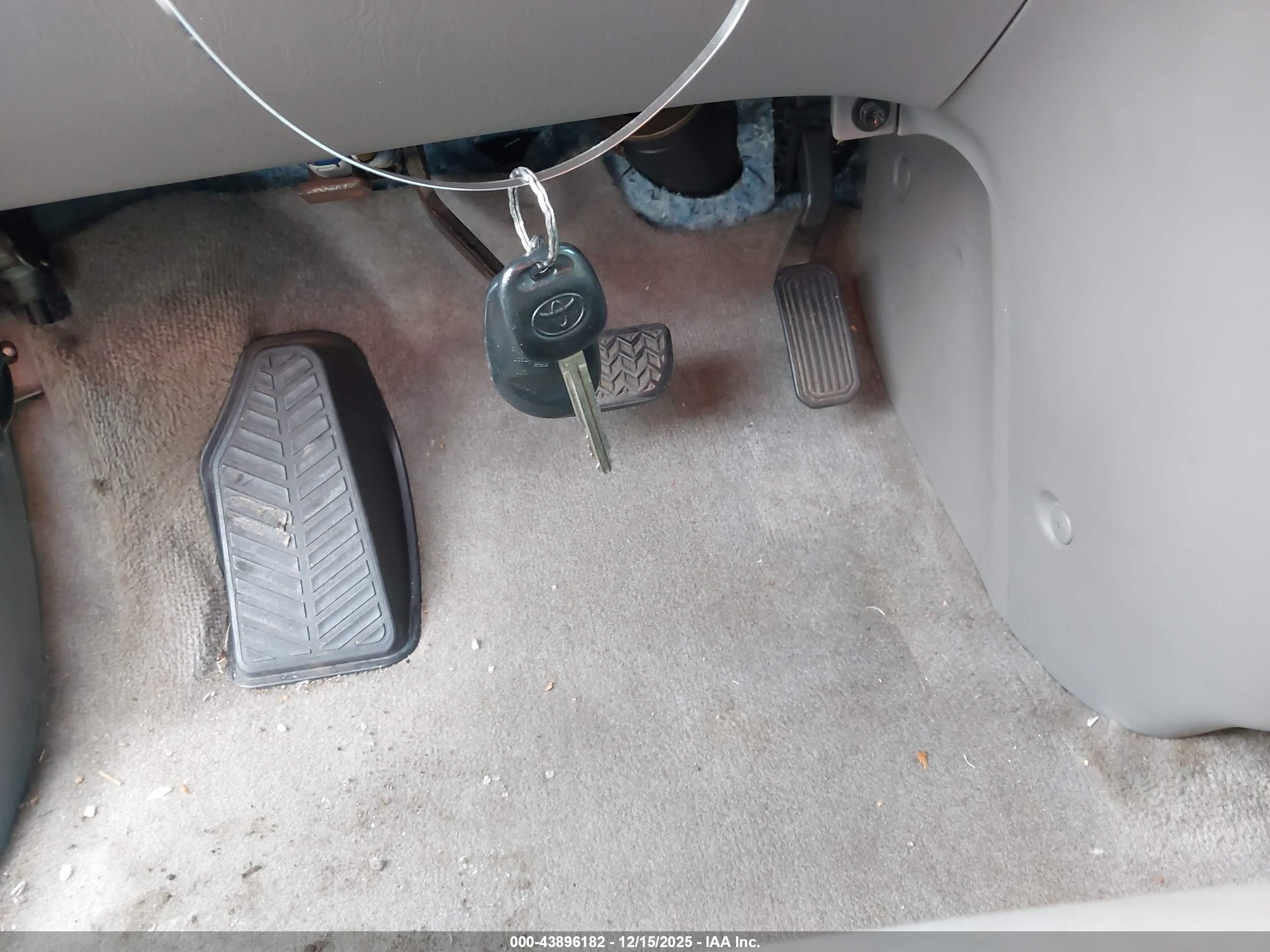 TOYOTA SIENNA image 11