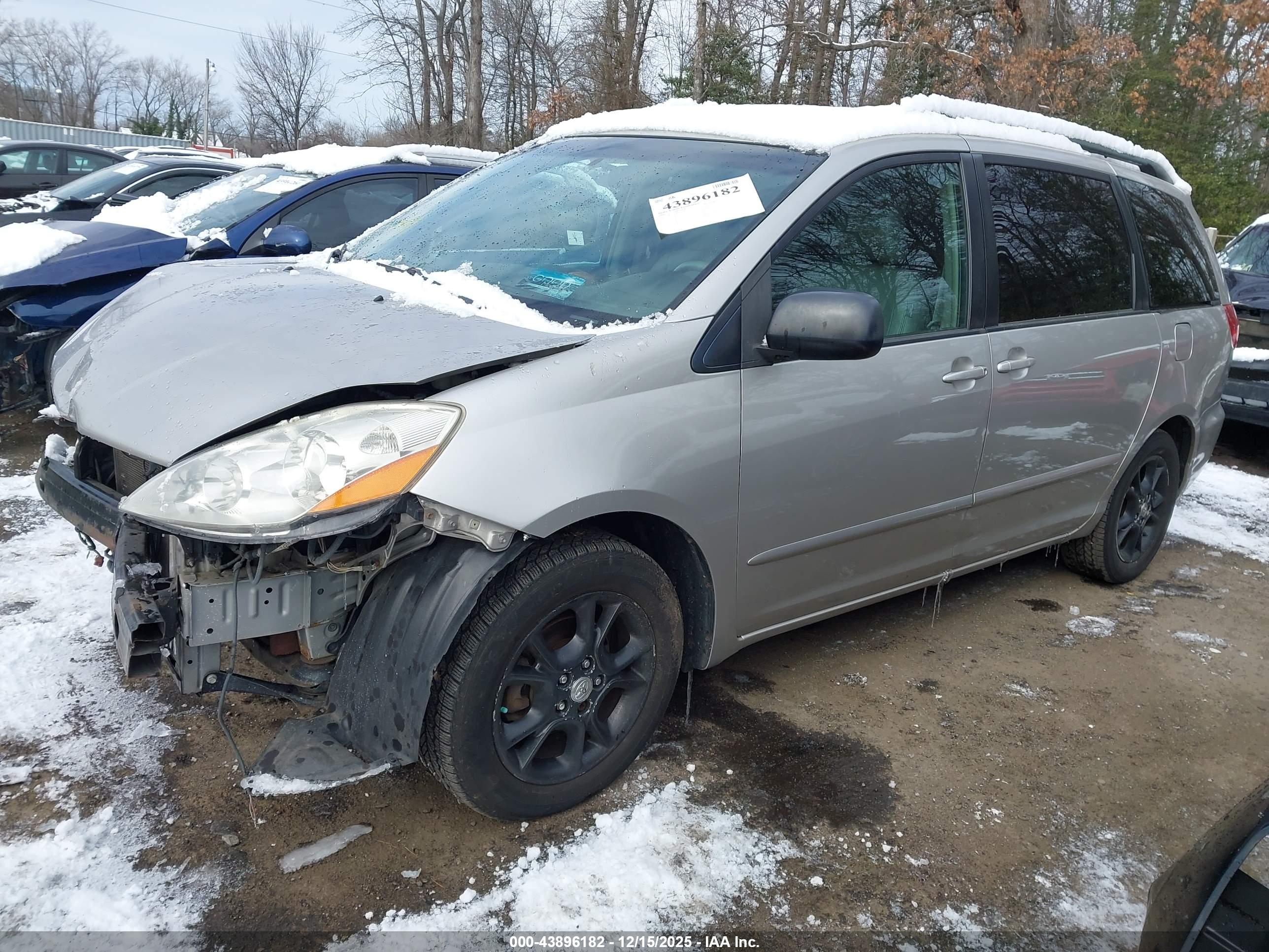 TOYOTA SIENNA image 2