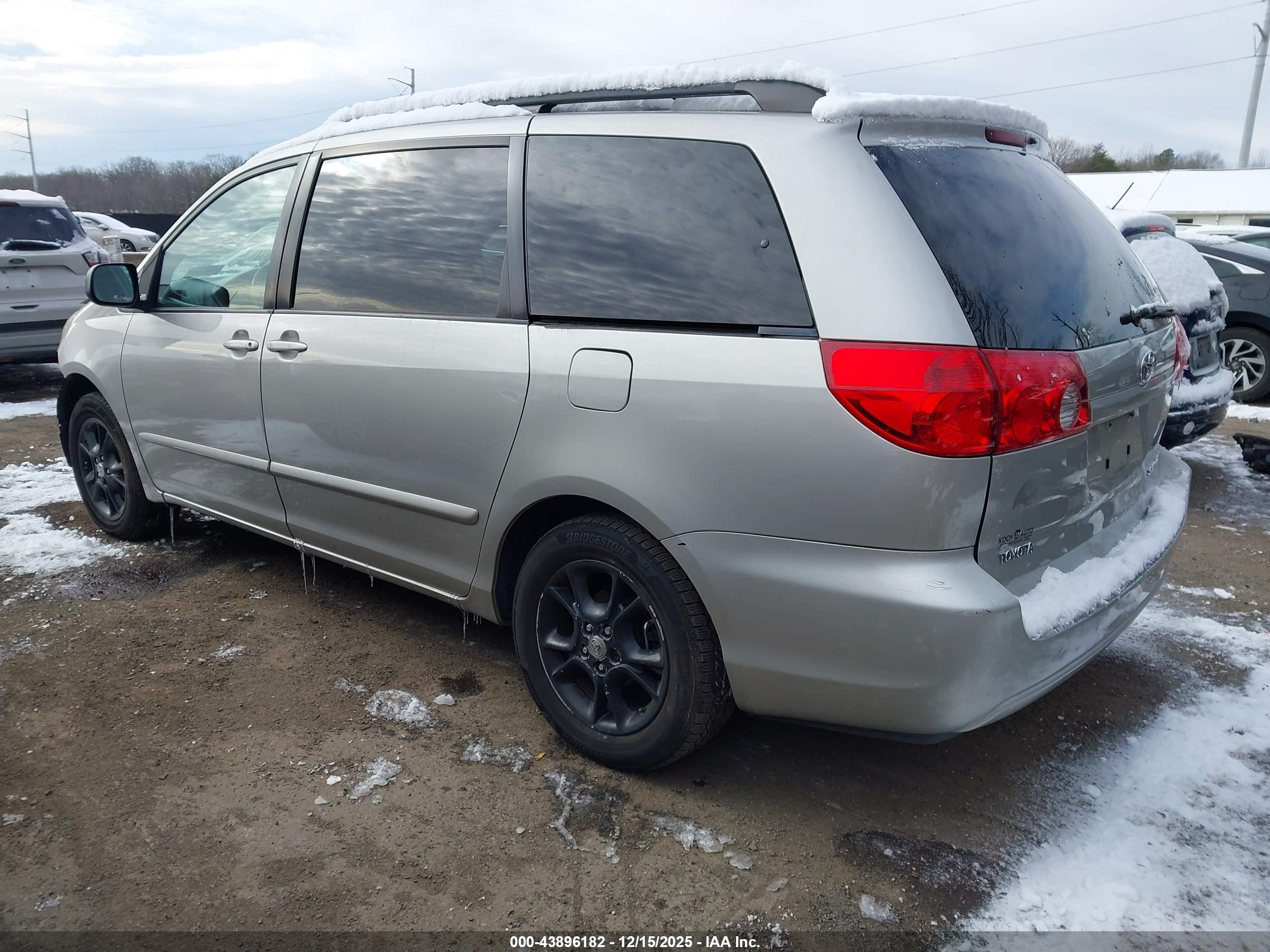 TOYOTA SIENNA image 3