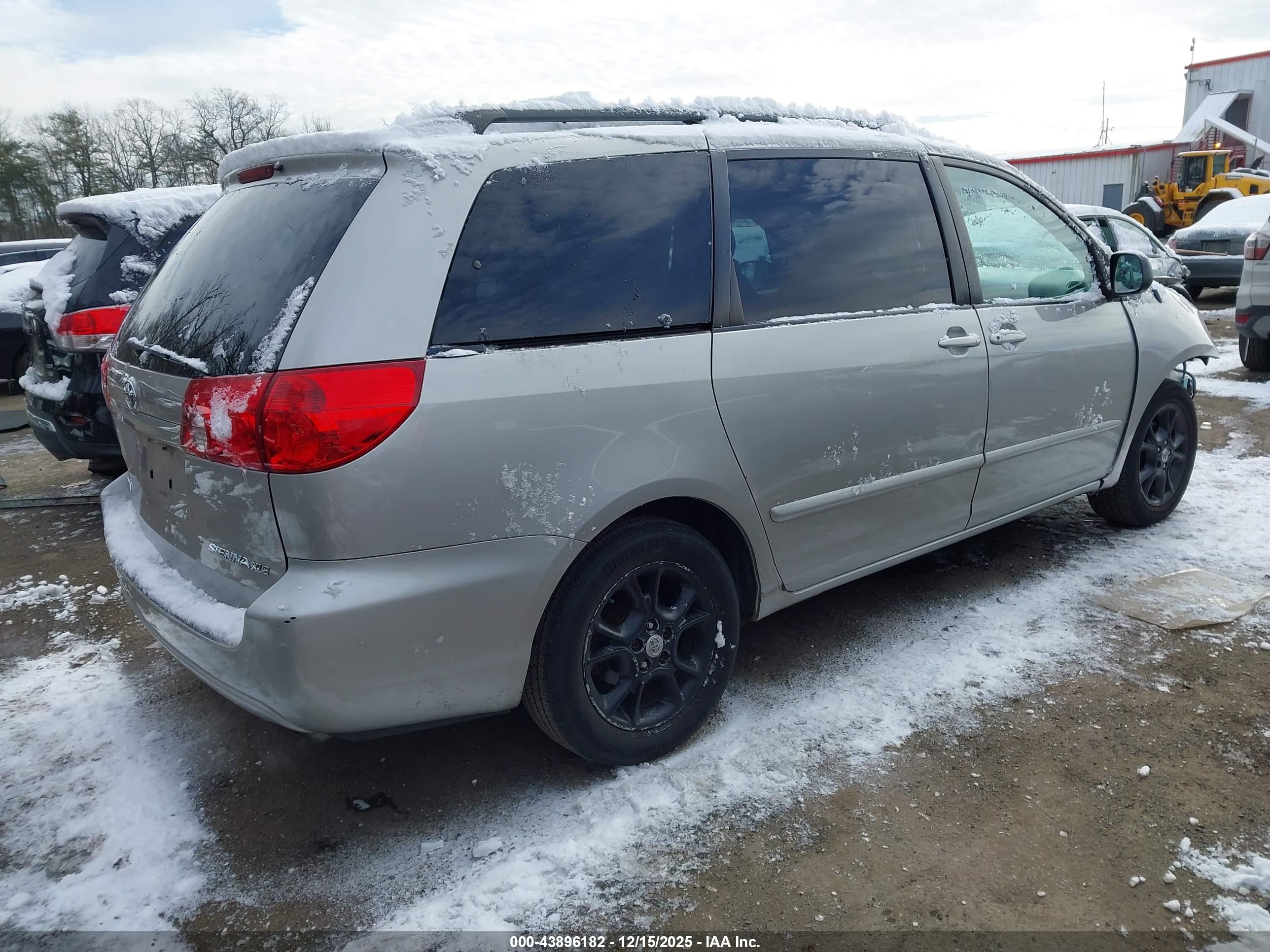 TOYOTA SIENNA image 4