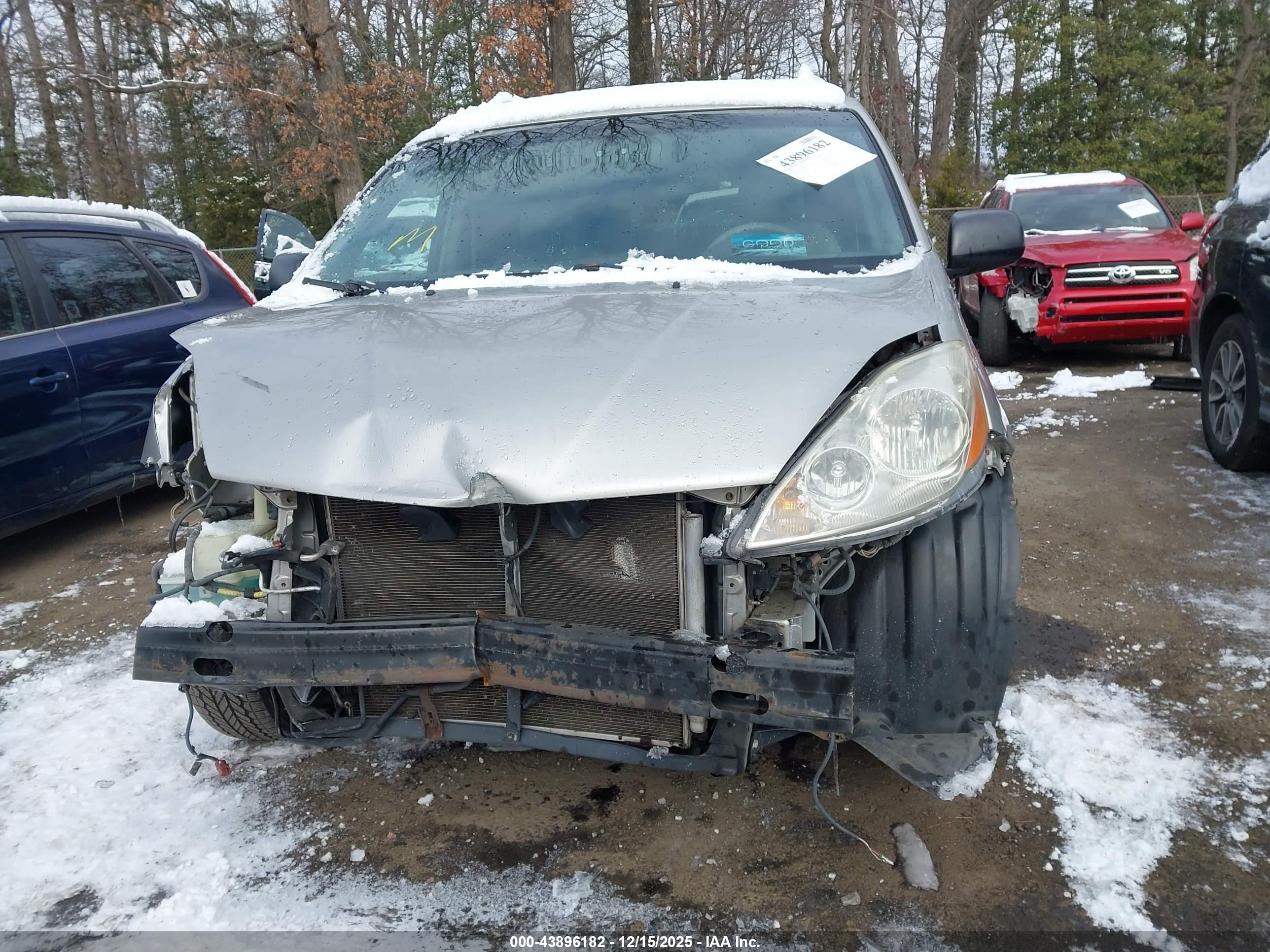 TOYOTA SIENNA image 6