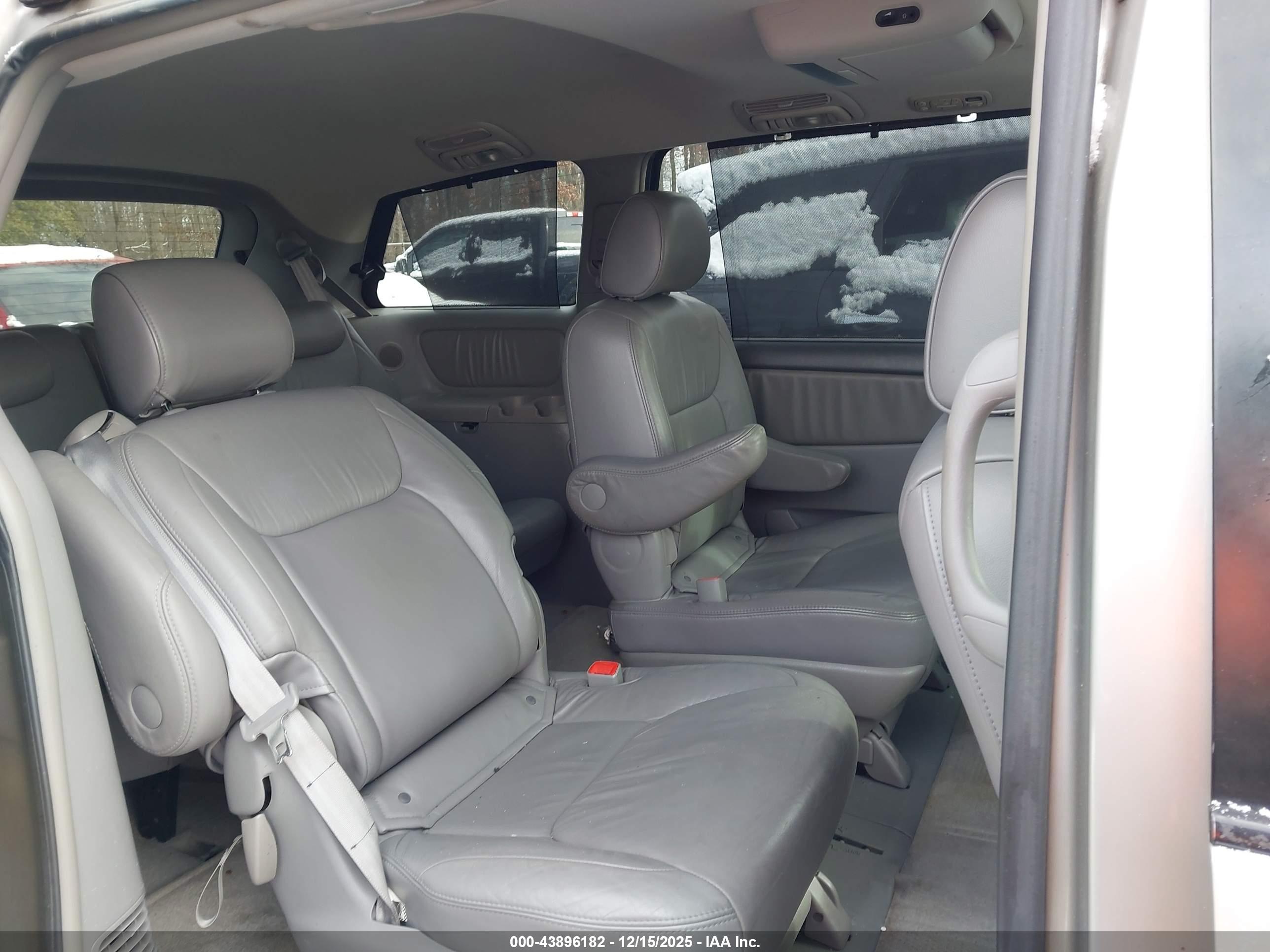 TOYOTA SIENNA image 8