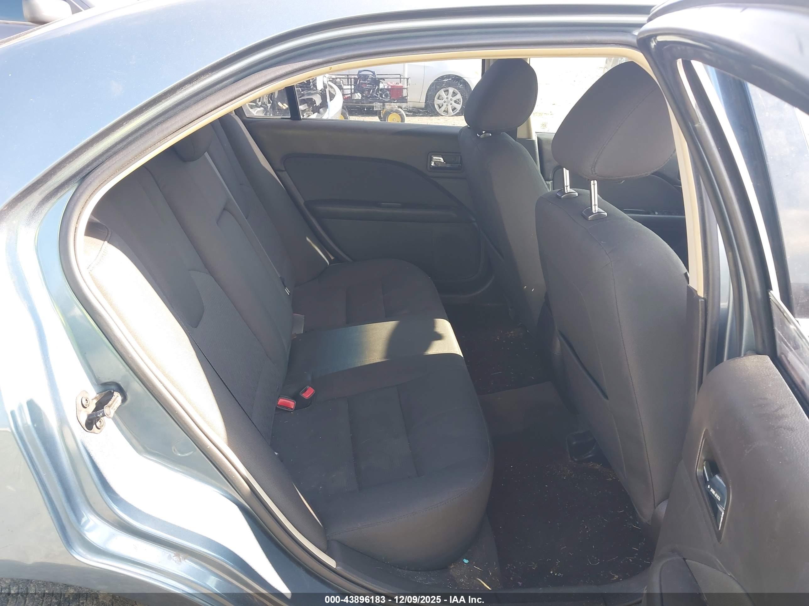 FORD FUSION image 8
