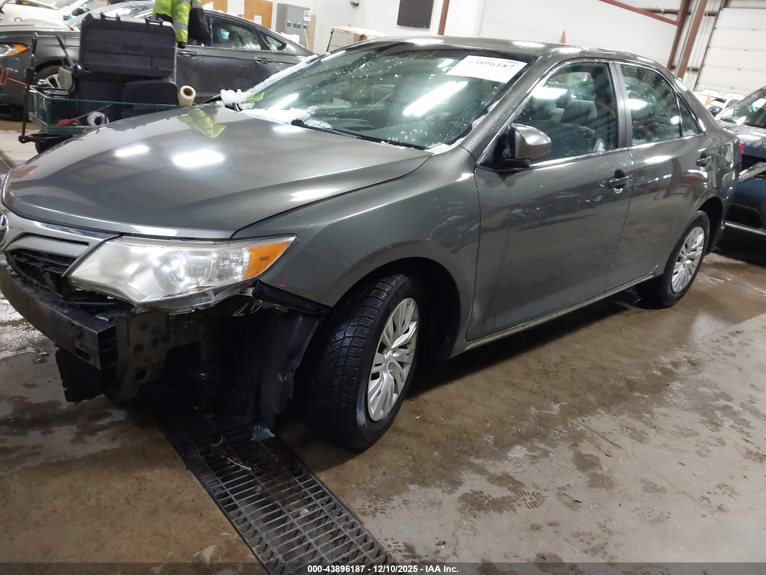 TOYOTA CAMRY image 2
