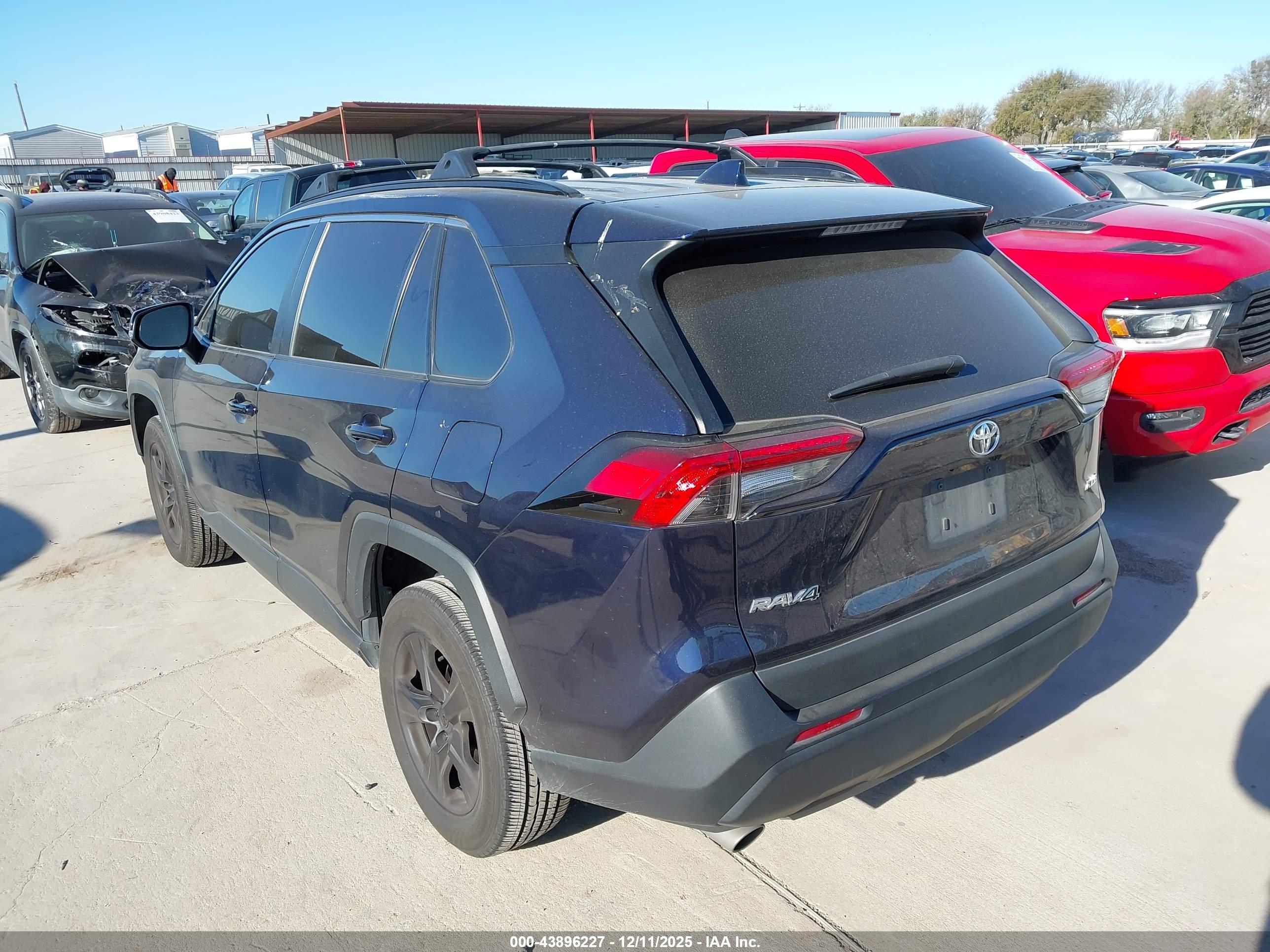 TOYOTA RAV4 image 3
