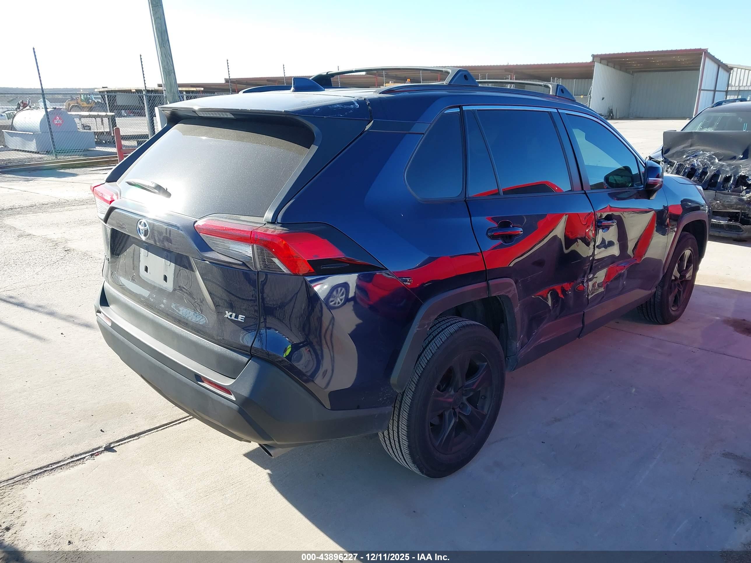 TOYOTA RAV4 image 4