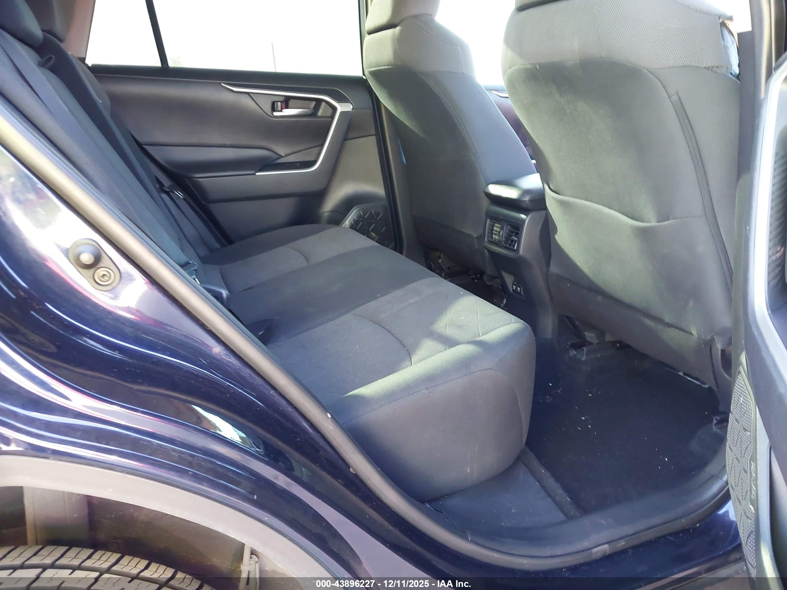 TOYOTA RAV4 image 8