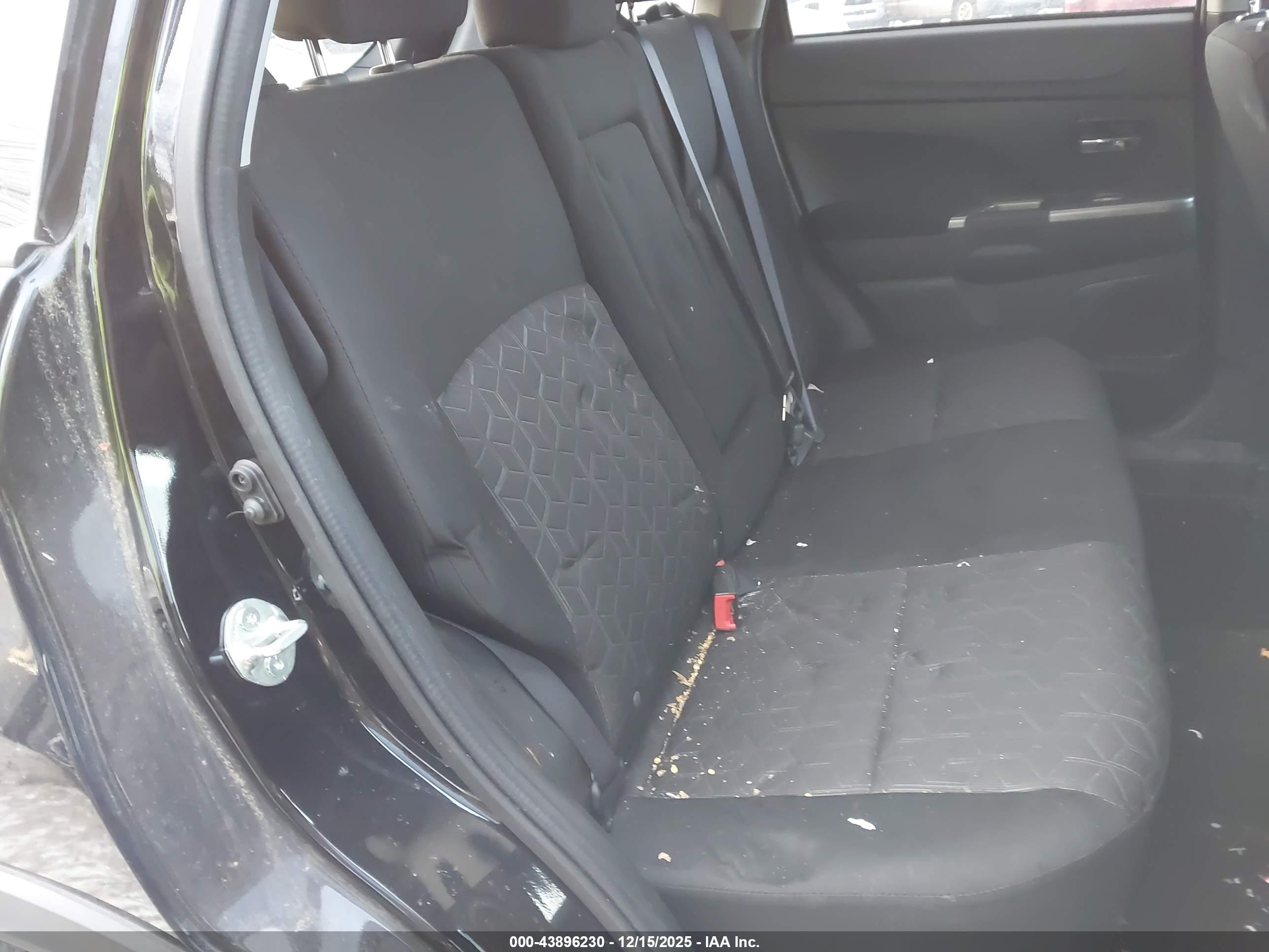 MITSUBISHI OUTLANDER image 8