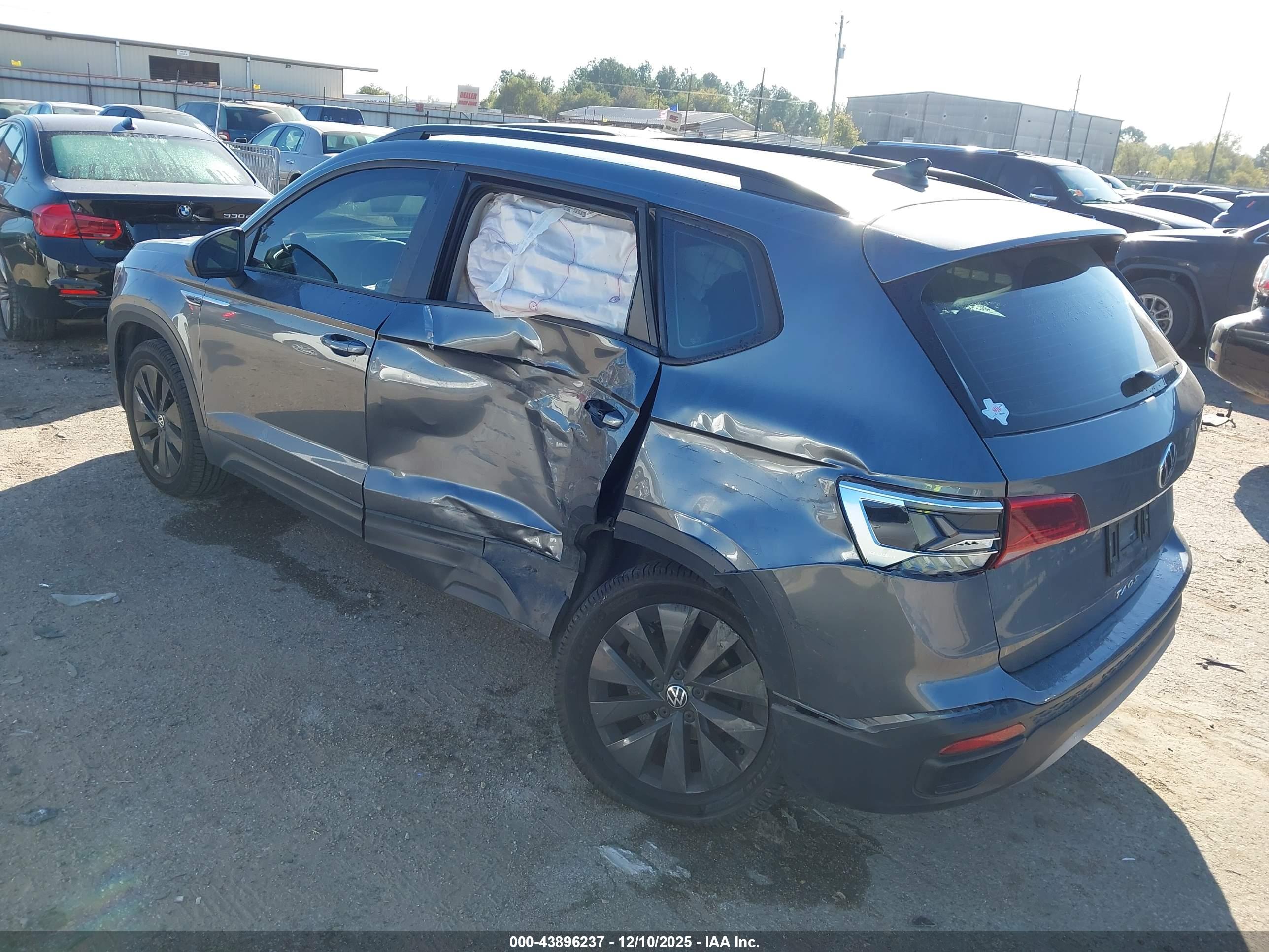 VOLKSWAGEN TAOS image 3
